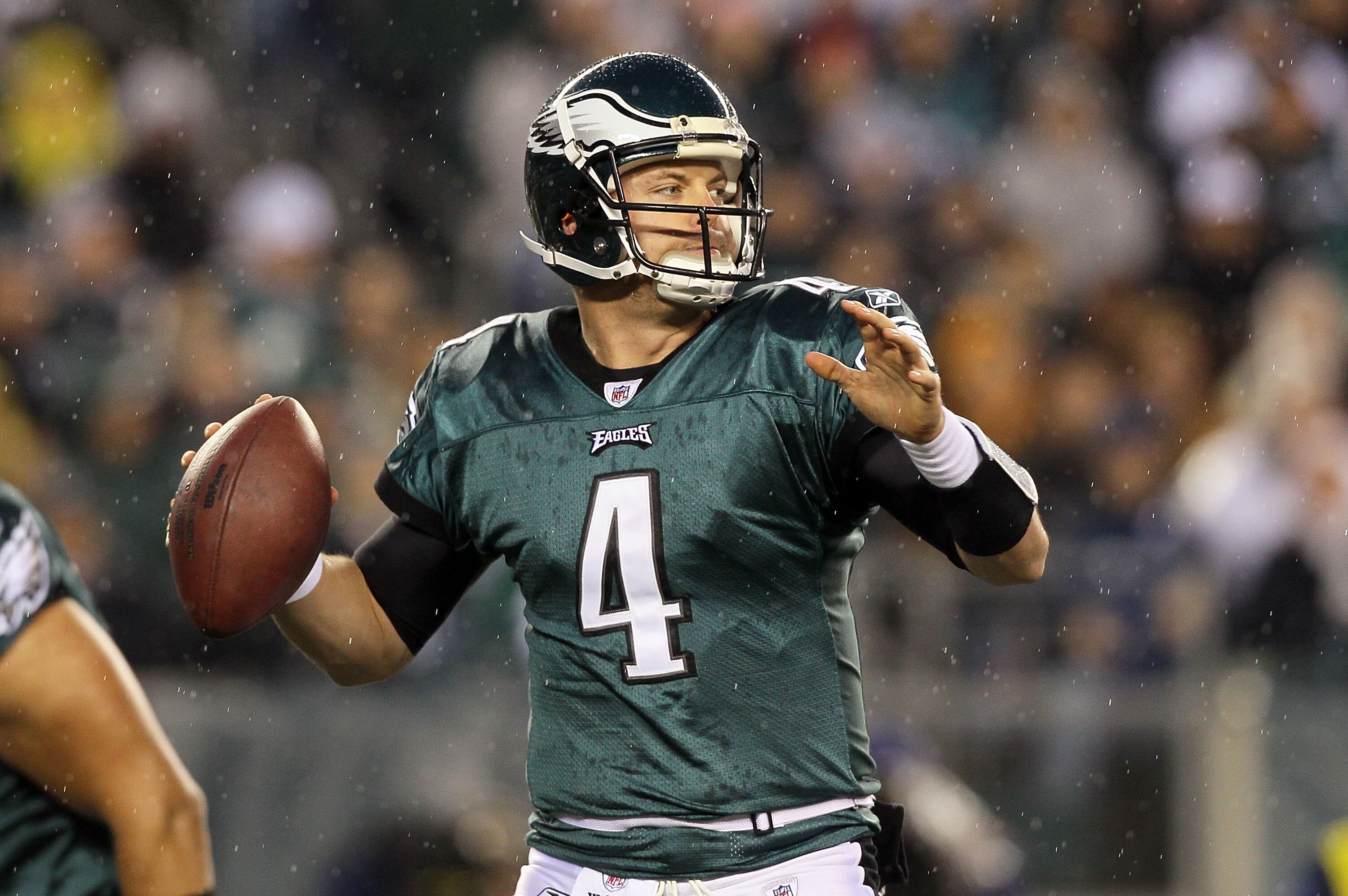 PHILADELPHIA, PA - JANUARY 02:  Kevin Kolb #4 of the Philadelphia Eagles throws a pass against the Dallas Cowboys on January 2, 2011 at Lincoln Financial Field in Philadelphia, Pennsylvania.  (Photo by Jim McIsaac/Getty Images)