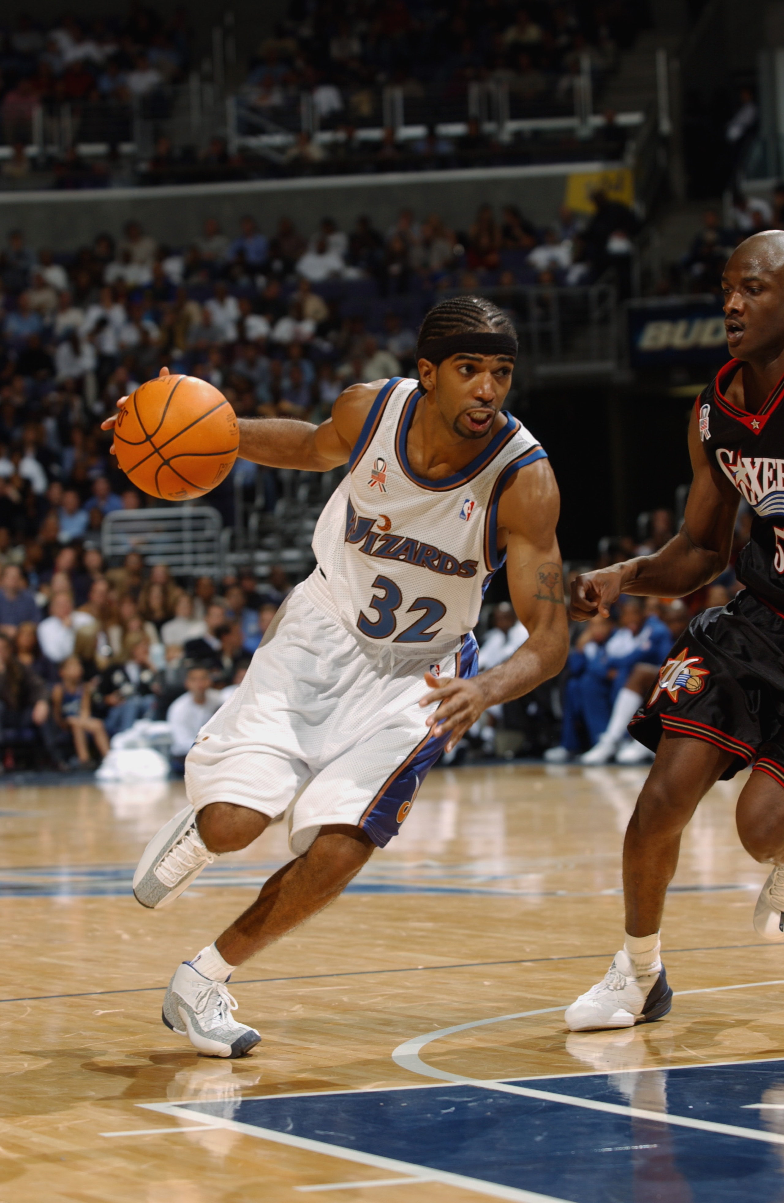 WASHINGTON - NOVEMBER 3:  Guard Richard Hamilton #32 of the Washington Wizards drives past point guard Vonteego Cummings #5 of the Philadelphia 76ers during the NBA game at MCI Center in Washington, D.C. on November 3, 2001.  The Wizards won 90-76.  NOTE