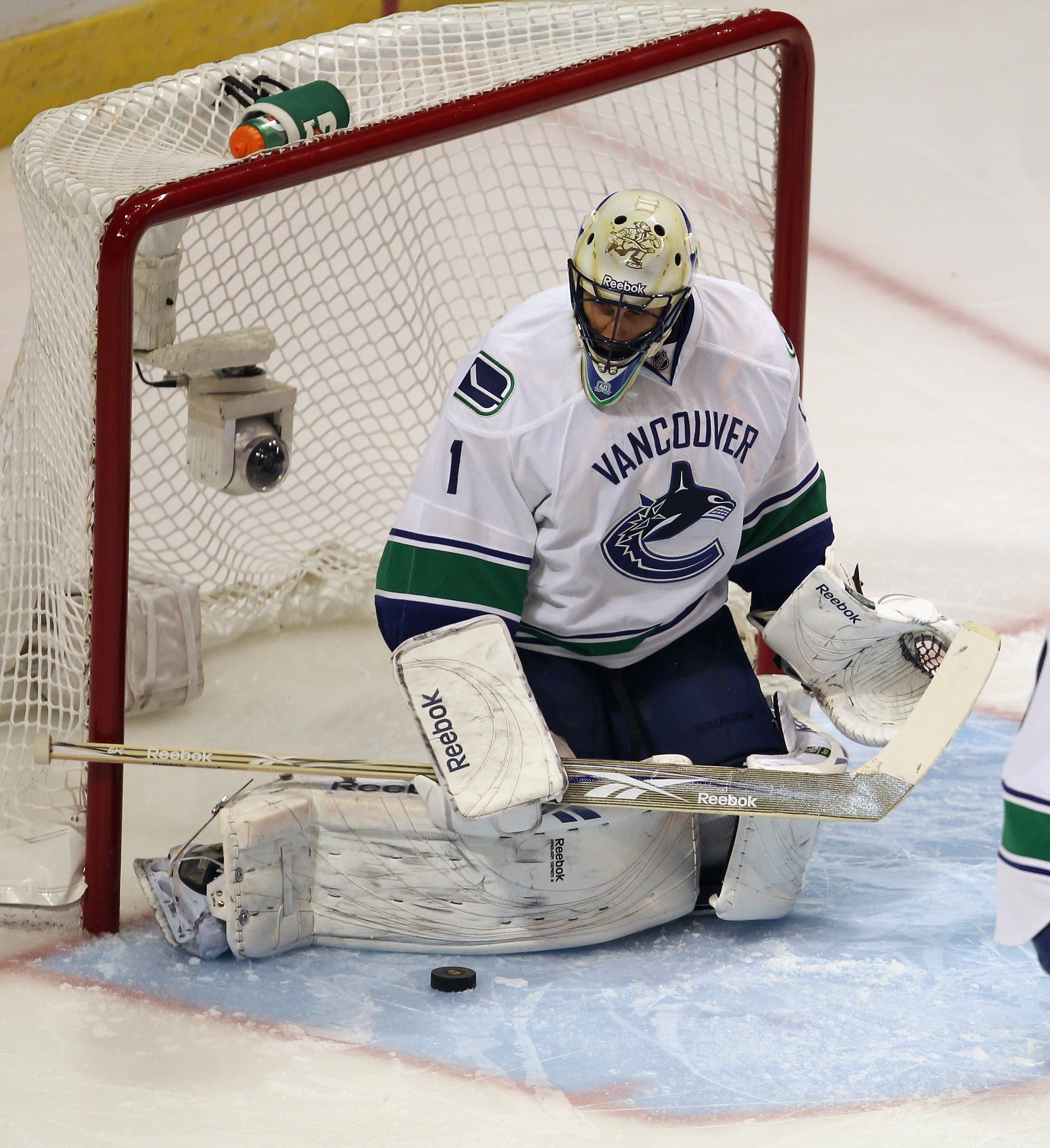 CHICAGO, IL - APRIL 17: Roberto Luongo #1 of the Vancouver Canucks makes a save against the Chicago Blackhawks in Game Three of the Western Conference Quarterfinals during the 2011 NHL Stanley Cup Playoffs at the United Center on April 17, 2011 in Chicago