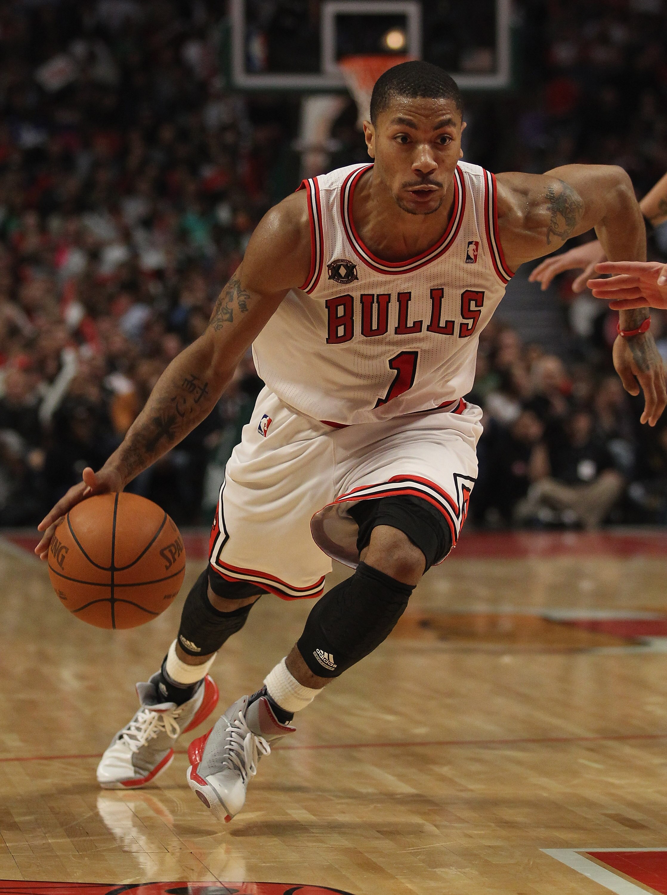 CHICAGO, IL - APRIL 07: Derrick Rose #1  of the Chicago Bulls moves against the Boston Celtics at United Center on April 7, 2011 in Chicago, Illinois. The Bulls defeated the Celtics 97-81. NOTE TO USER: User expressly acknowledges and agrees that, by down