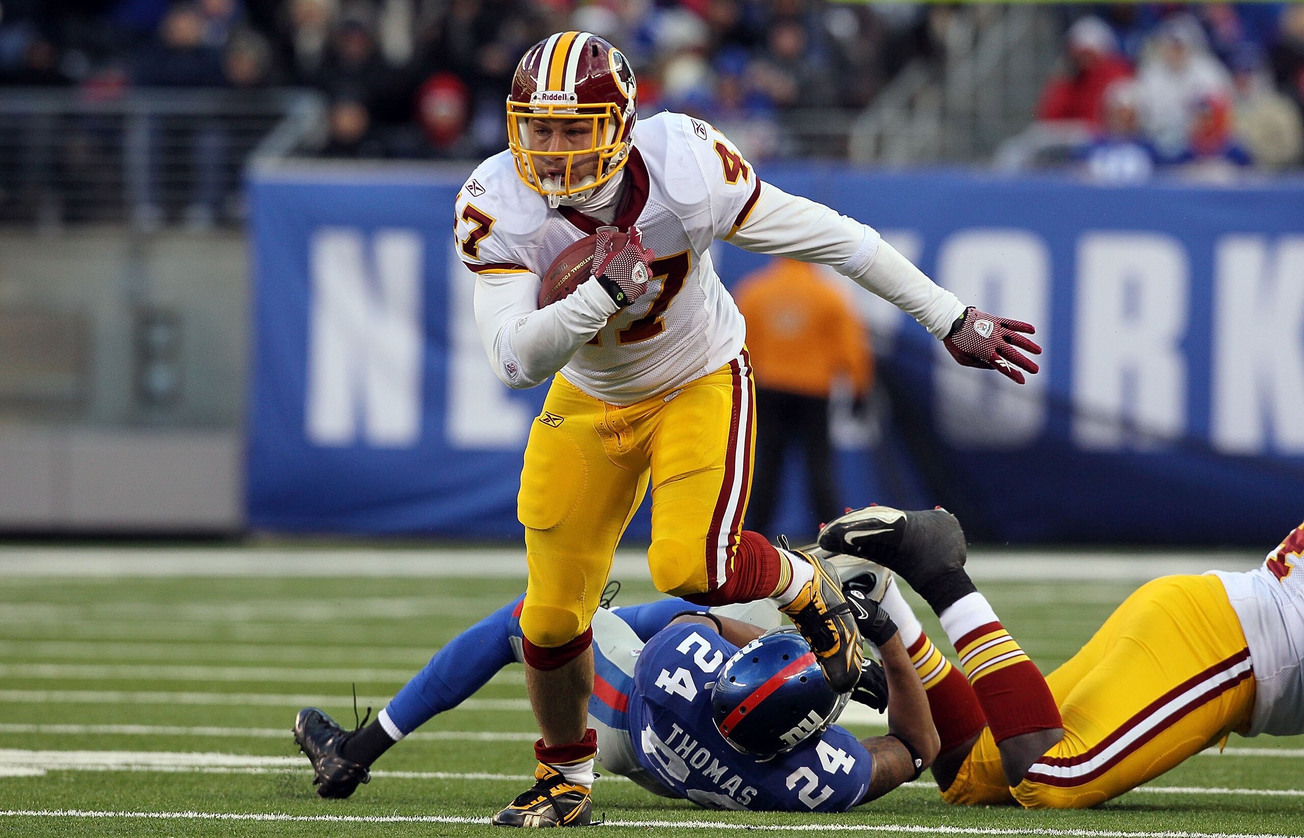 EAST RUTHERFORD, NJ - DECEMBER 05:  Chris Cooley #47 of the Washington Redskins runs the ball after a reception against the New York Giants on December 5, 2010 at the New Meadowlands Stadium in East Rutherford, New Jersey. The Giants defeated the Redskins