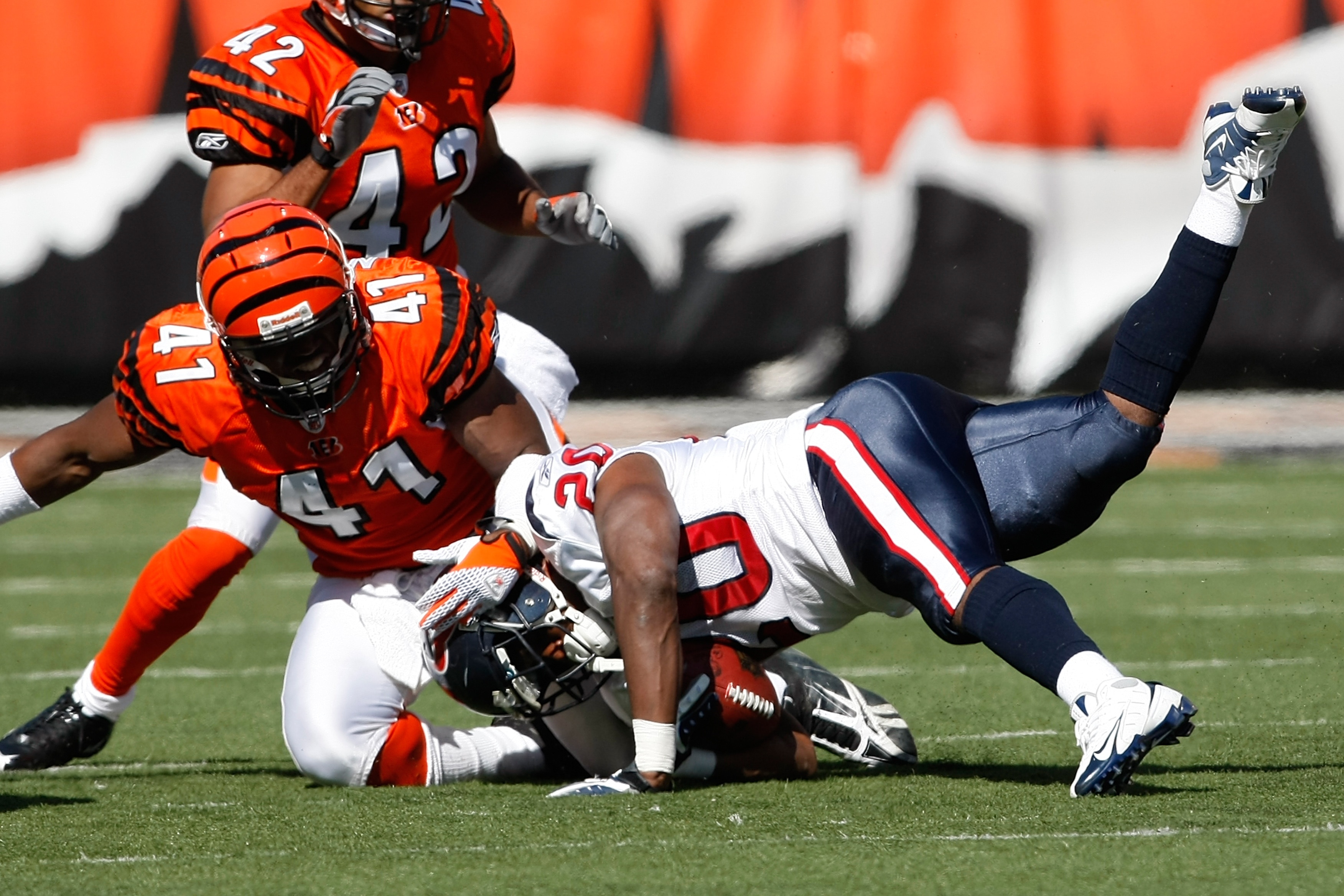 CINCINNATI, OH - OCTOBER 18: Defensive back Chinedum Ndukwe #41 of the Cincinnati Bengals tackles running back Steve Slaton #20 of the Houston Texans by the neck at Paul Brown Stadium on October 18, 2009 in Cincinnati, Ohio. The Texans defeated the Bengal