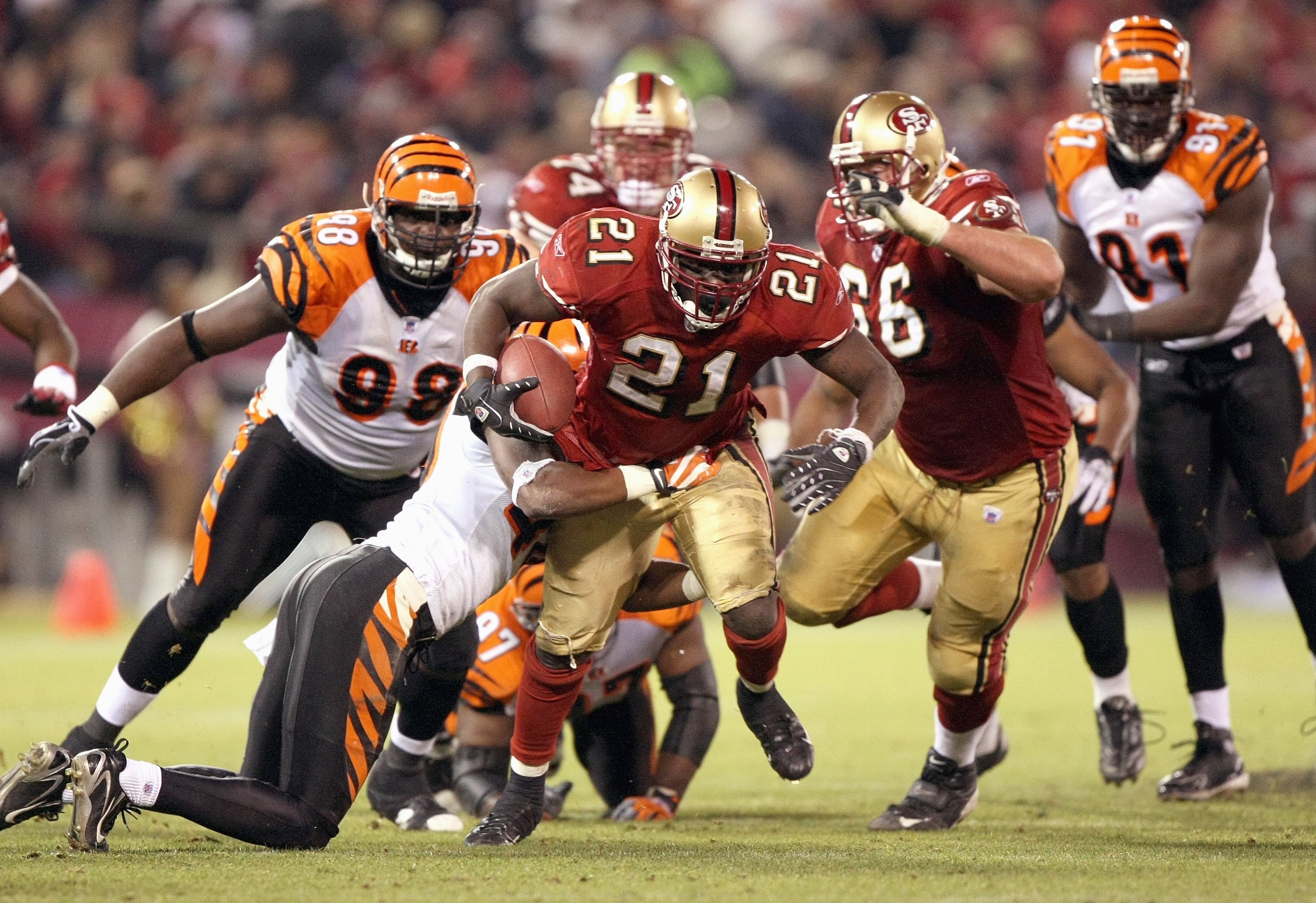 SAN FRANCISCO - DECEMBER 15: Frank Gore #21 of the San Francisco 49ers carries the ball during the game against the Cincinnati Bengals on December 15, 2007 at Monster Park in San Francisco, California. (Photo by Jed Jacobsohn/Getty Images)