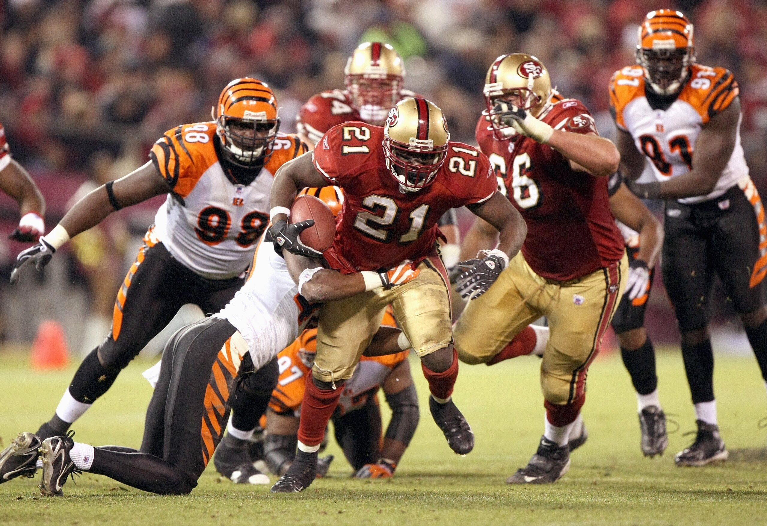 SAN FRANCISCO - DECEMBER 15: Frank Gore #21 of the San Francisco 49ers carries the ball during the game against the Cincinnati Bengals on December 15, 2007 at Monster Park in San Francisco, California. (Photo by Jed Jacobsohn/Getty Images) SAN FRANCISCO - DECEMBER 15: Frank Gore #21 of the San Francisco 49ers carries the ball during the game against the Cincinnati Bengals on December 15, 2007 at Monster Park in San Francisco, California. (Photo by Jed Jacobsohn/Getty Images)