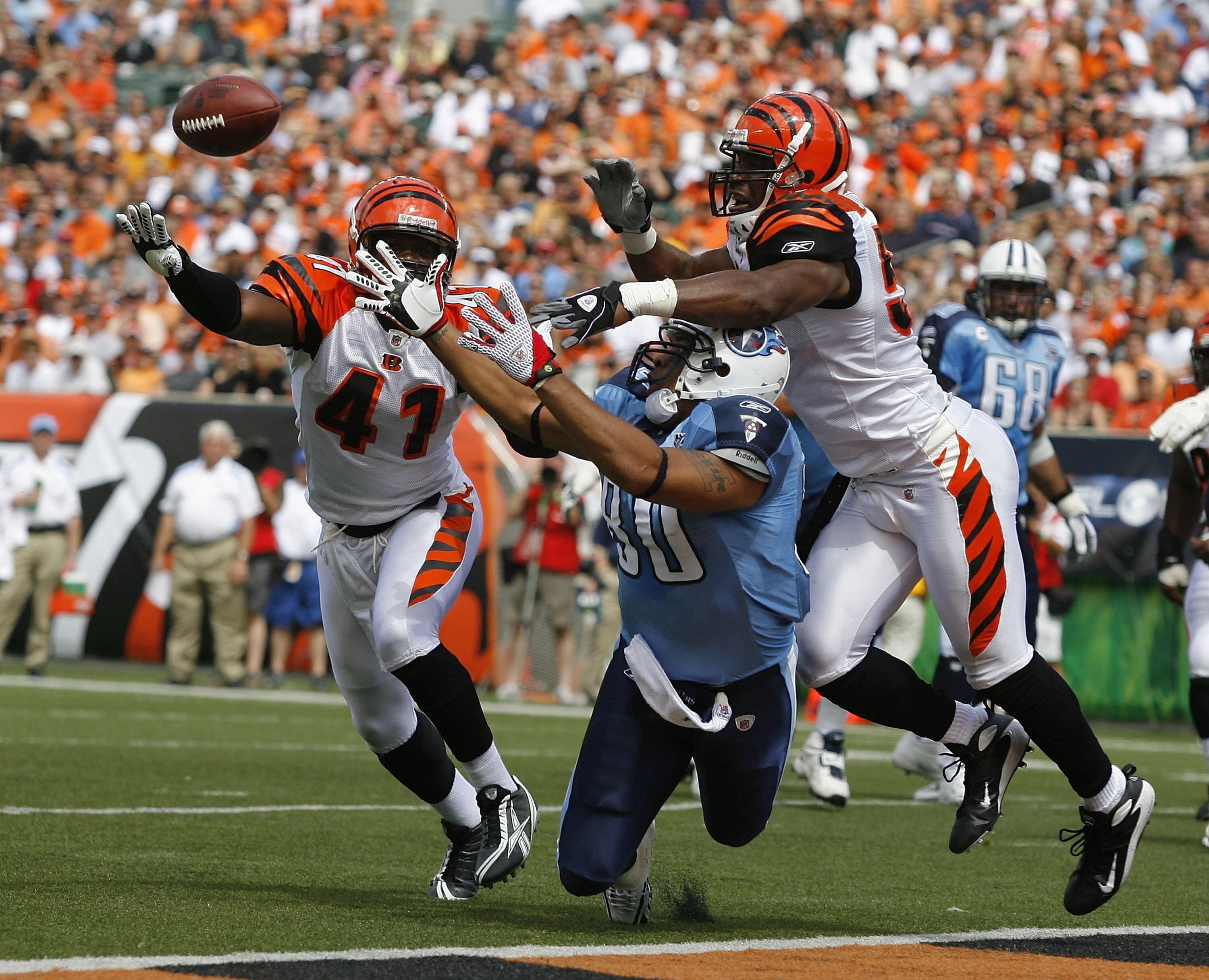 CINCINNATI - SEPTEMBER 14:  Bo Scaife #80 of the Tennessee Titans dives for the ball with Chinedum Ndukwe #41 and Dhani Jones #57 of the Cincinnati Bengals during the second quarter of their NFL game September 14, 2008 at Paul Brown Stadium in Cincinnati,