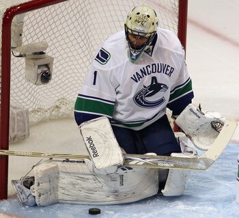 CHICAGO, IL - APRIL 17: Roberto Luongo #1 of the Vancouver Canucks makes a save against the Chicago Blackhawks in Game Three of the Western Conference Quarterfinals during the 2011 NHL Stanley Cup Playoffs at the United Center on April 17, 2011 in Chicago