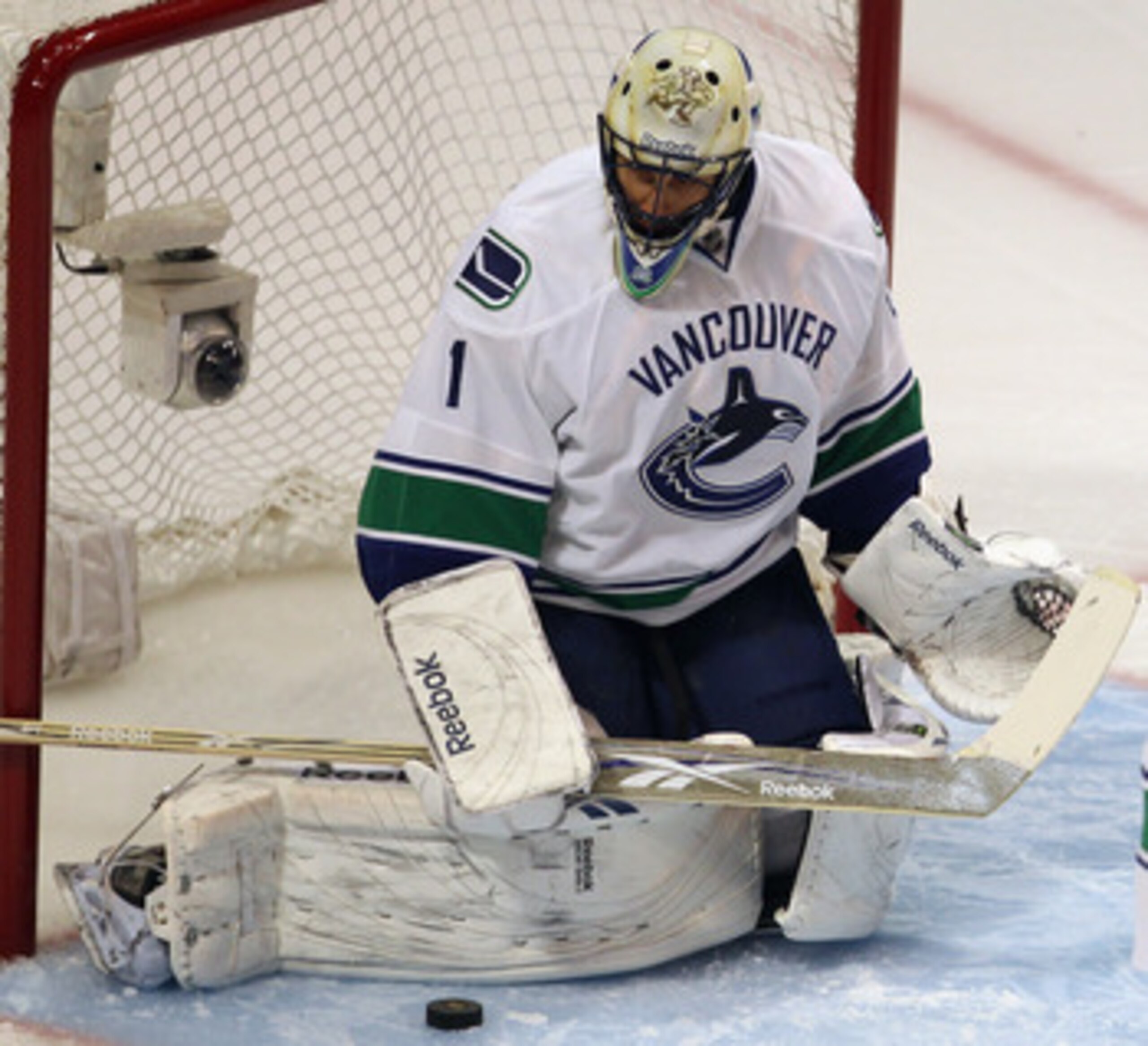 CHICAGO, IL - APRIL 17: Roberto Luongo #1 of the Vancouver Canucks makes a save against the Chicago Blackhawks in Game Three of the Western Conference Quarterfinals during the 2011 NHL Stanley Cup Playoffs at the United Center on April 17, 2011 in Chicago