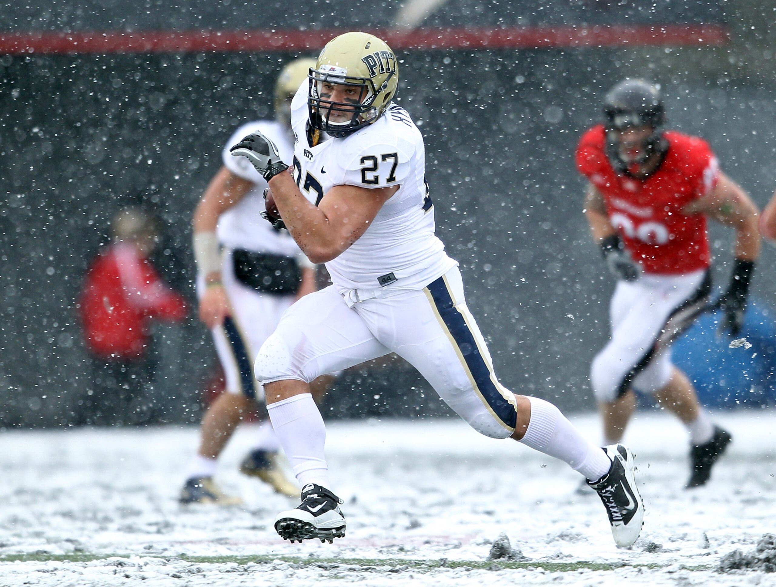 CINCINNATI, OH - DECEMBER 04: Henry Hynoski #27 of the Pittsburgh Panthers runs with the ball during the Big East Conference game against the Cincinnati Bearcats at Nippert Stadium on December 4, 2010 in Cincinnati, Ohio. Pittsburgh won 28-10. (Photo b CINCINNATI, OH - DECEMBER 04: Henry Hynoski #27 of the Pittsburgh Panthers runs with the ball during the Big East Conference game against the Cincinnati Bearcats at Nippert Stadium on December 4, 2010 in Cincinnati, Ohio. Pittsburgh won 28-10. (Photo b