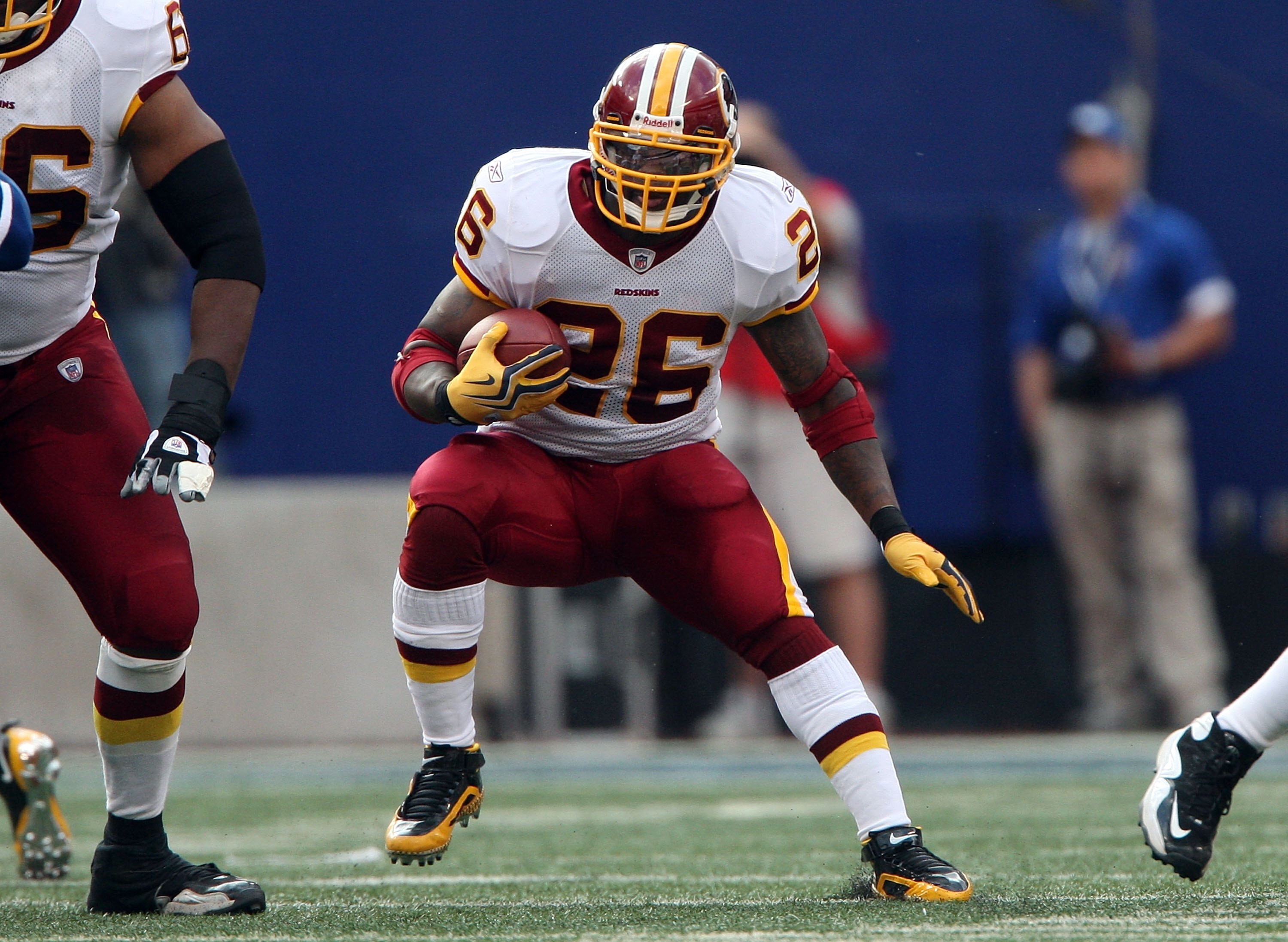 EAST RUTHERFORD, NJ - SEPTEMBER 13:  Clinton Portis #26 of the Washington Redskins runs the ball against the New York Giants on September 13, 2009 at Giants Stadium in East Rutherford, New Jersey.  (Photo by Jim McIsaac/Getty Images)