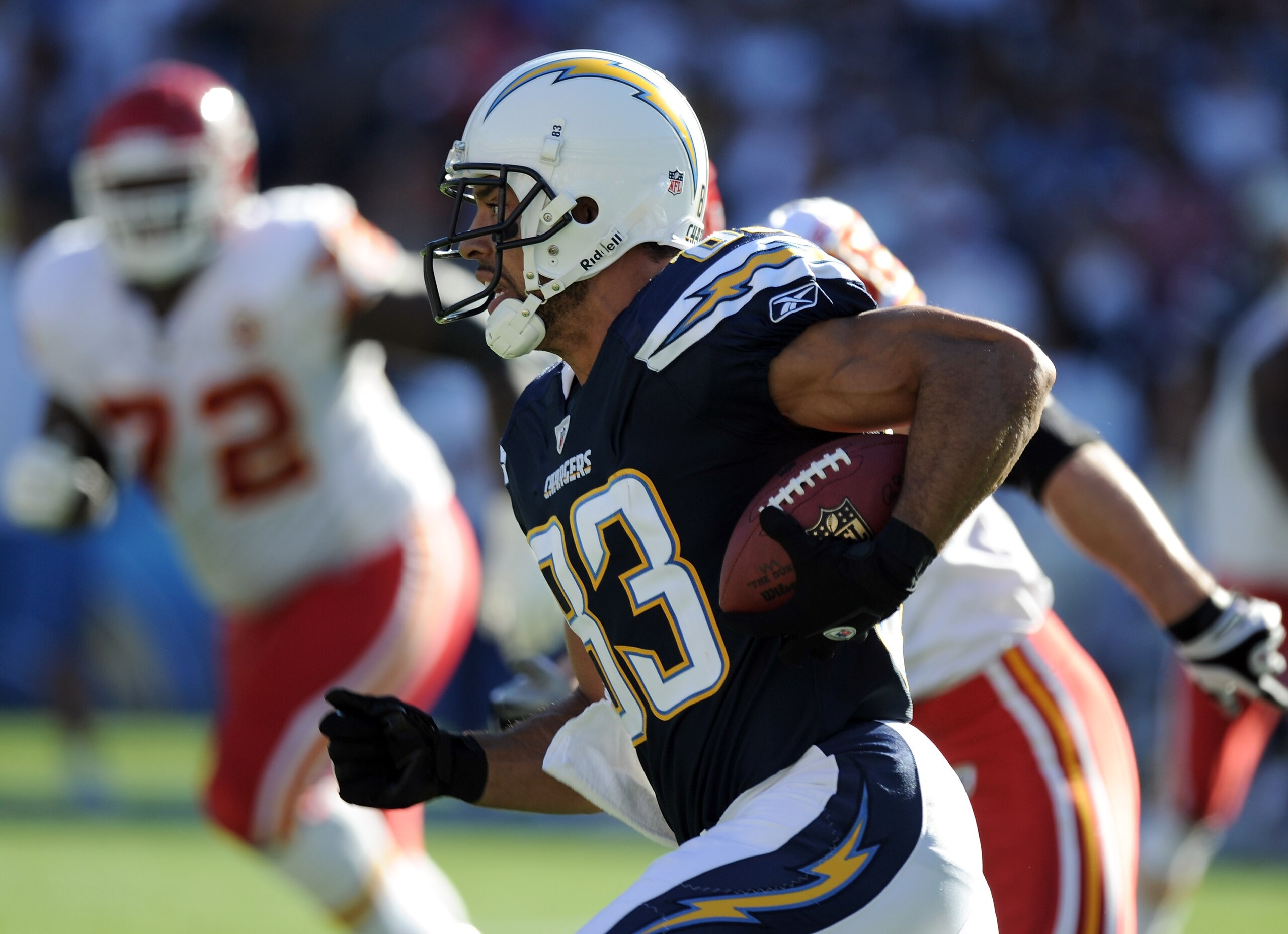 SAN DIEGO, CA - DECEMBER 12:  Vincent Jackson #83 of the San Diego Chargers carries the ball on a reverse against the Kansas City Chiefs during the first quarter at Qualcomm Stadium on December 12, 2010 in San Diego, California.  (Photo by Harry How/Getty