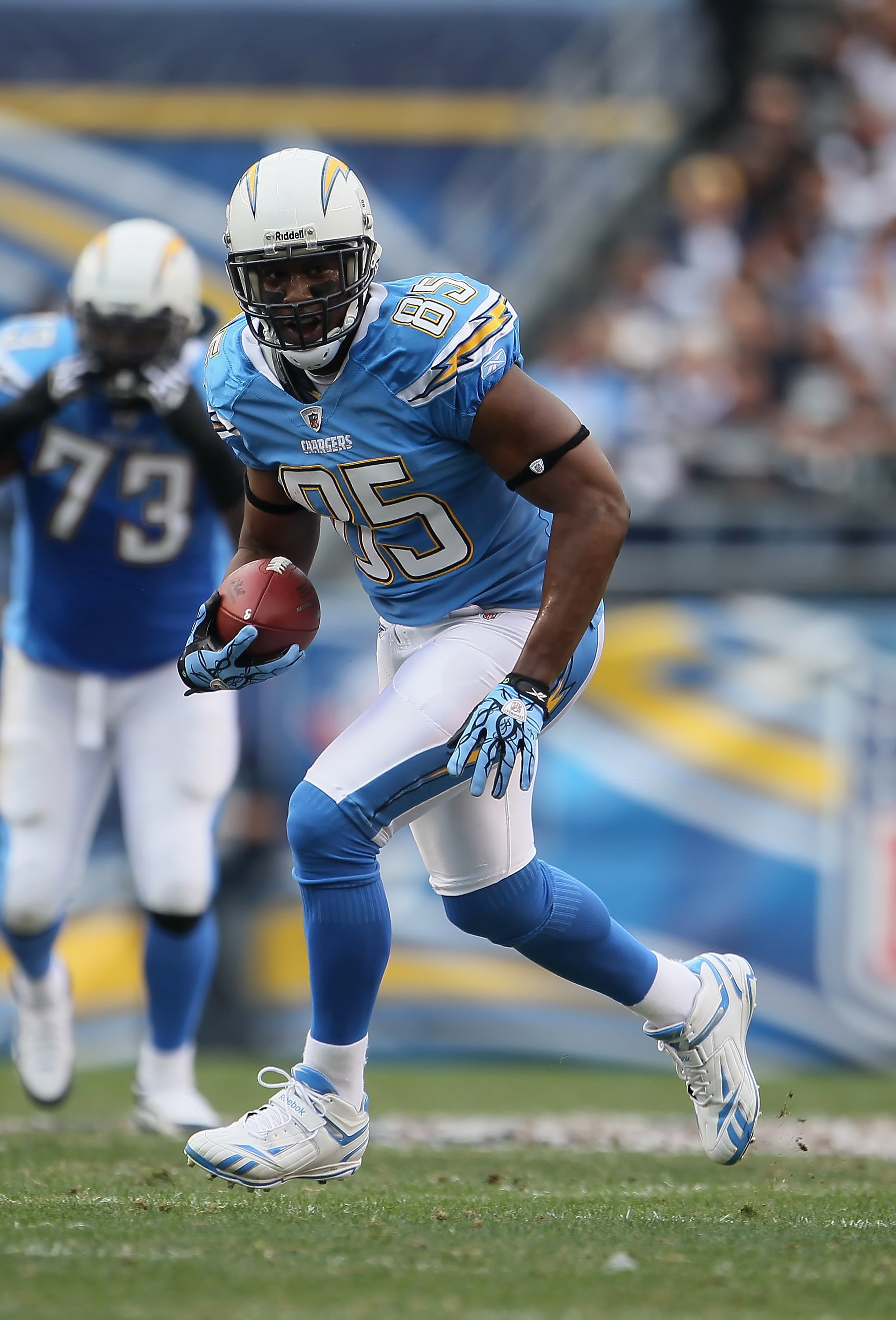 SAN DIEGO - DECEMBER 05:  Tight end Antonio Gates #85 of the San Diego Chargers carries the ball against the Oakland Raiders at Qualcomm Stadium on December 5, 2010 in San Diego, California. The Raiders defeated the Chargers 28-13.  (Photo by Jeff Gross/G