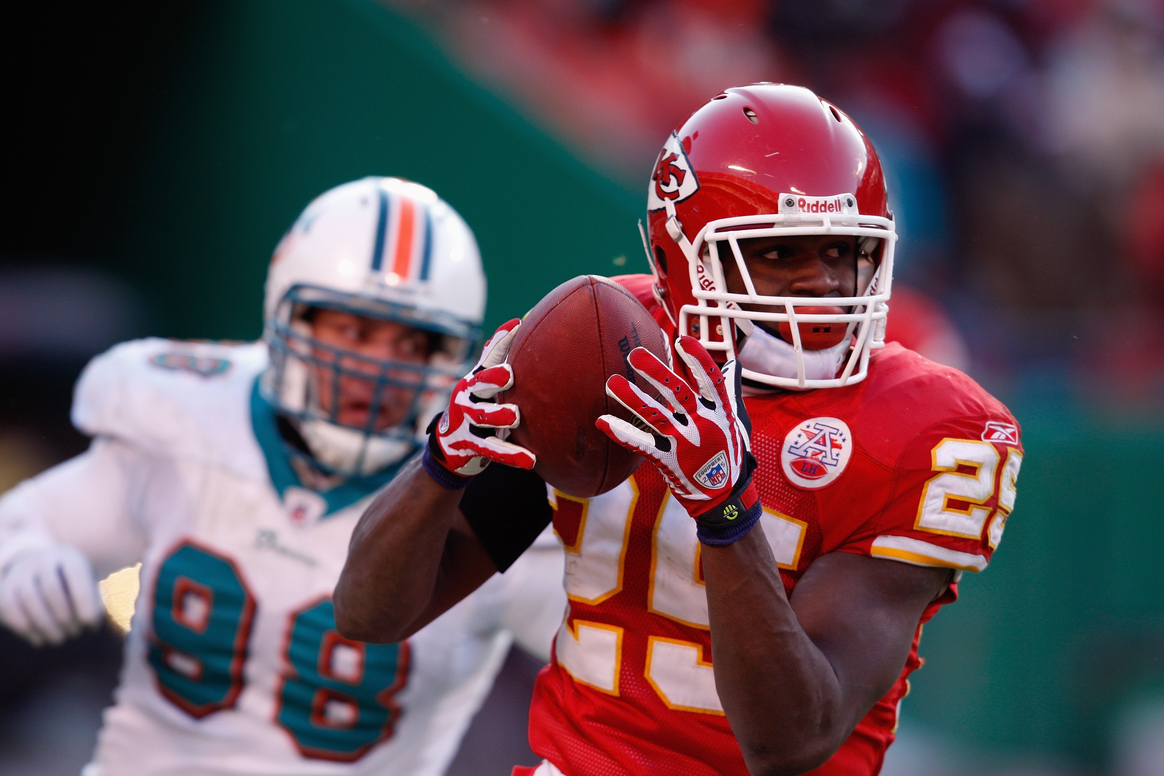 KANSAS CITY, MO - DECEMBER 21:  Jamaal Charles #25 of the Kansas City Chiefs carries the ball during the game against the Miami Dolphins on December 21, 2008 at Arrowhead Stadium in Kansas City, Missouri. (Photo by Jamie Squire/Getty Images)