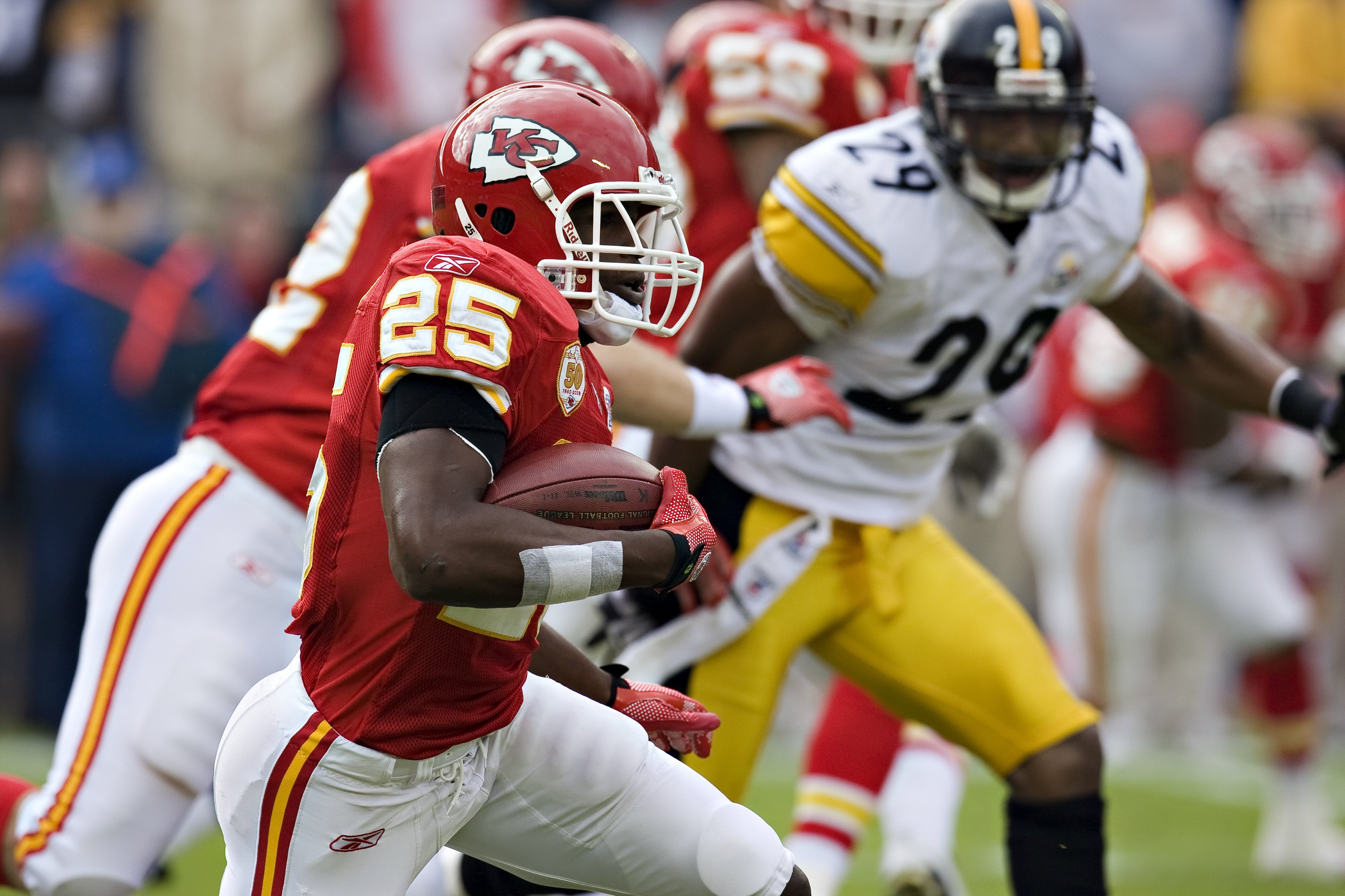 KANSAS CITY, MO - NOVEMBER 22:  Running back Jamaal Charles #25 of the Kansas City Chiefs runs with the ball during NFL action against the Pittsburgh Steelers at Arrowhead Stadium on November 22, 2009 in Kansas City, Missouri.  The Chiefs defeated the Ste