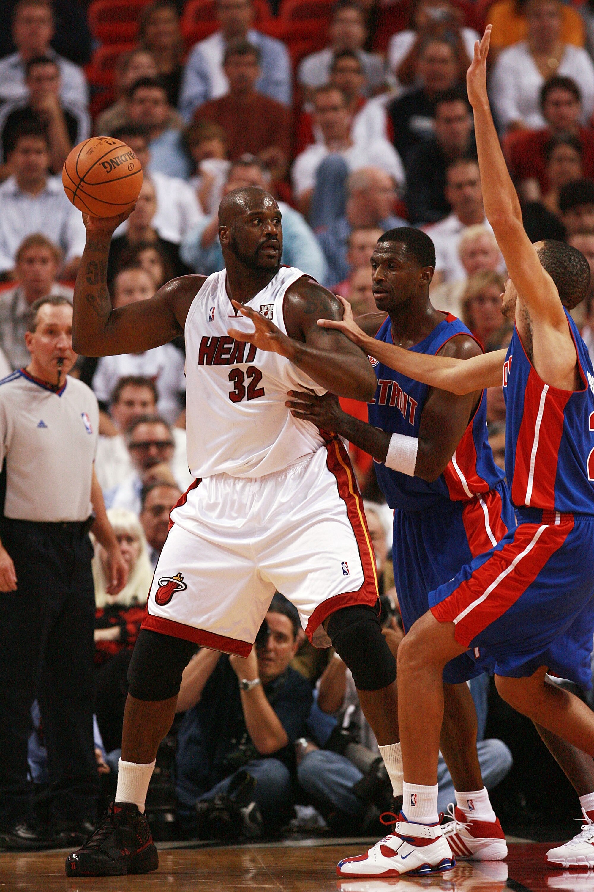 MIAMI - NOVEMBER 1:  Shaquille O'Neal #32 of the Miami Heat looks to pass away from the pressure from Antonio McDyess #24 and Tayshaun Prince #22 of the Detroit Pistons at American Airlines Arena November 1, 2007 in Miami, Florida. NOTE TO USER: User expr