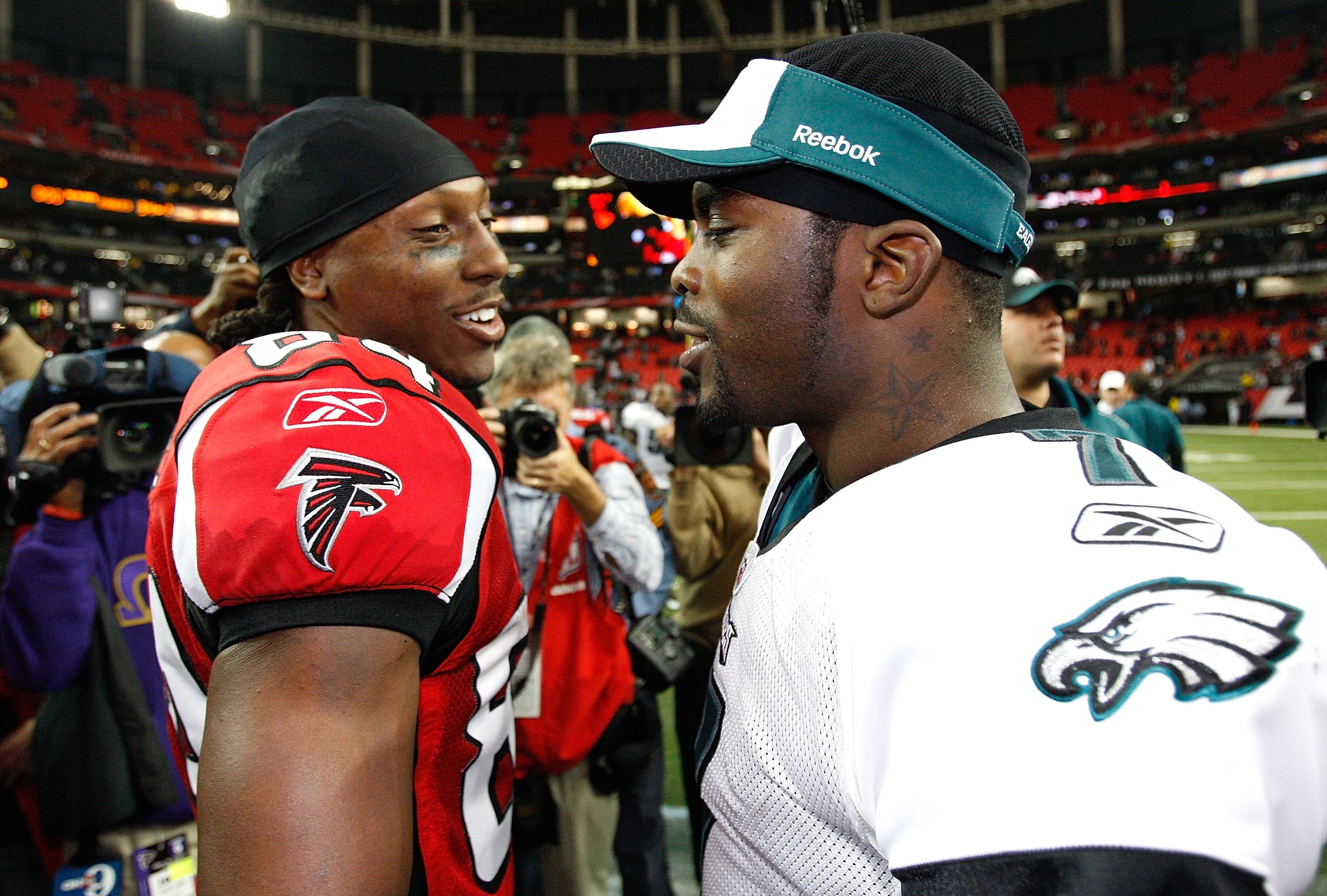 ATLANTA - DECEMBER 06:  Michael Vick #7 of the Philadelphia Eagles against Roddy White #84 of the Atlanta Falcons at Georgia Dome on December 6, 2009 in Atlanta, Georgia.  (Photo by Kevin C. Cox/Getty Images)