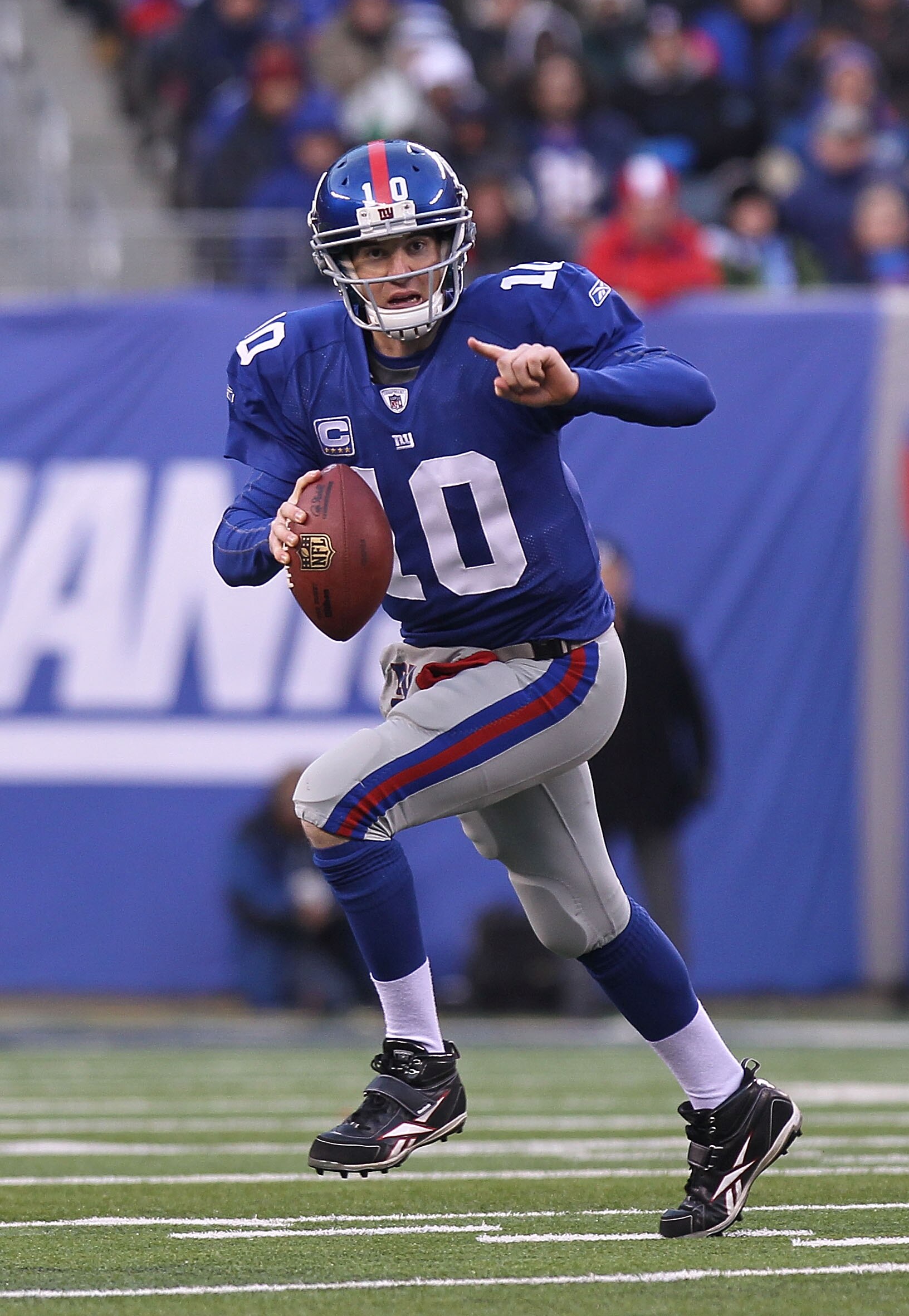 EAST RUTHERFORD, NJ - DECEMBER 19:  Eli Manning #10 of the New York Giants passes against the Philadelphia Eagles at New Meadowlands Stadium on December 19, 2010 in East Rutherford, New Jersey.  (Photo by Nick Laham/Getty Images)