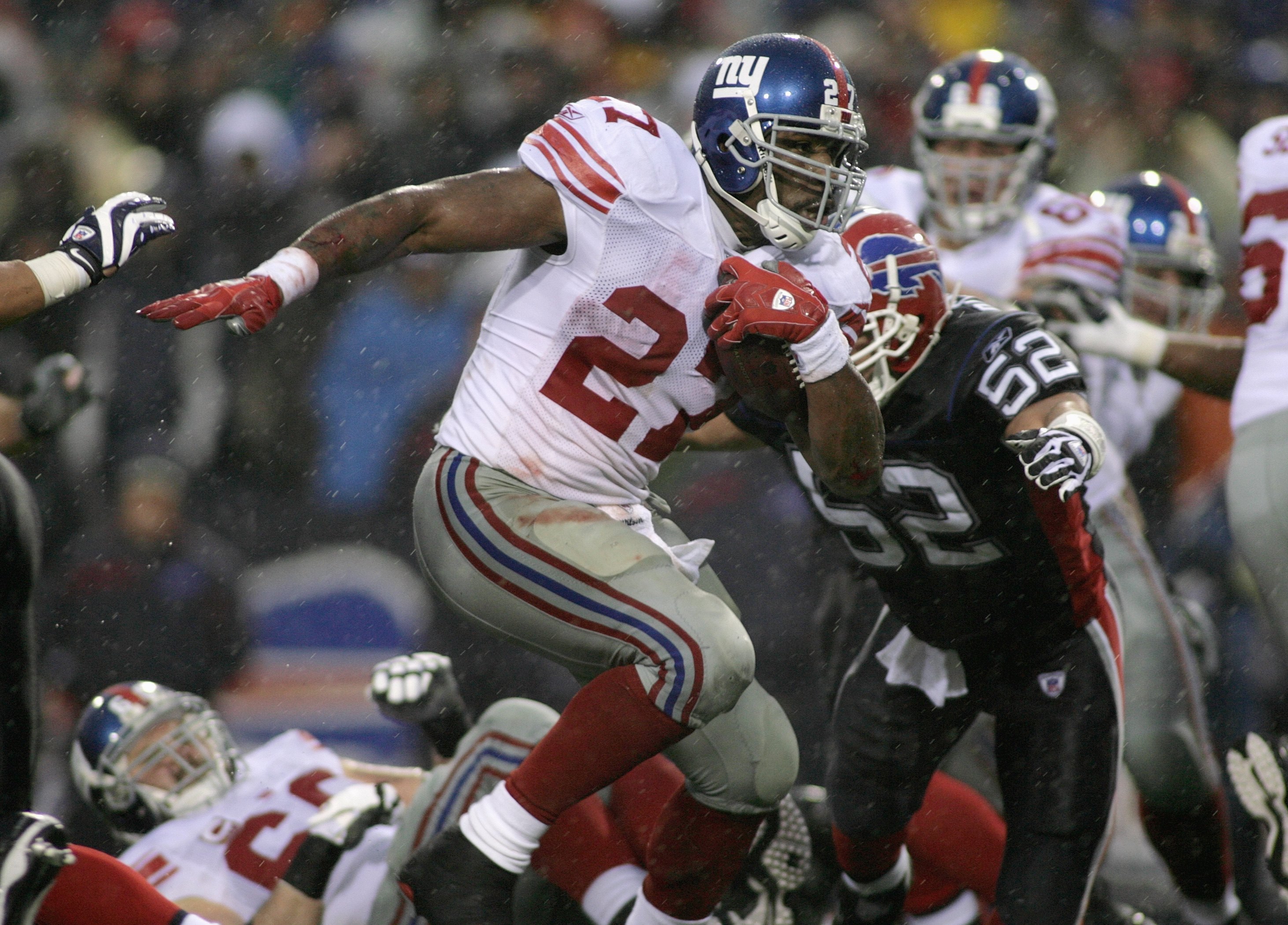 ORCHARD PARK, NY - DECEMBER 23:  Brandon Jacobs #27 of the New York Giants runs the ball against the Buffalo Bills on December 23, 2007 at Ralph Wilson Stadium in Orchard Park, New York. (Photo by Rick Stewart/Getty Images)