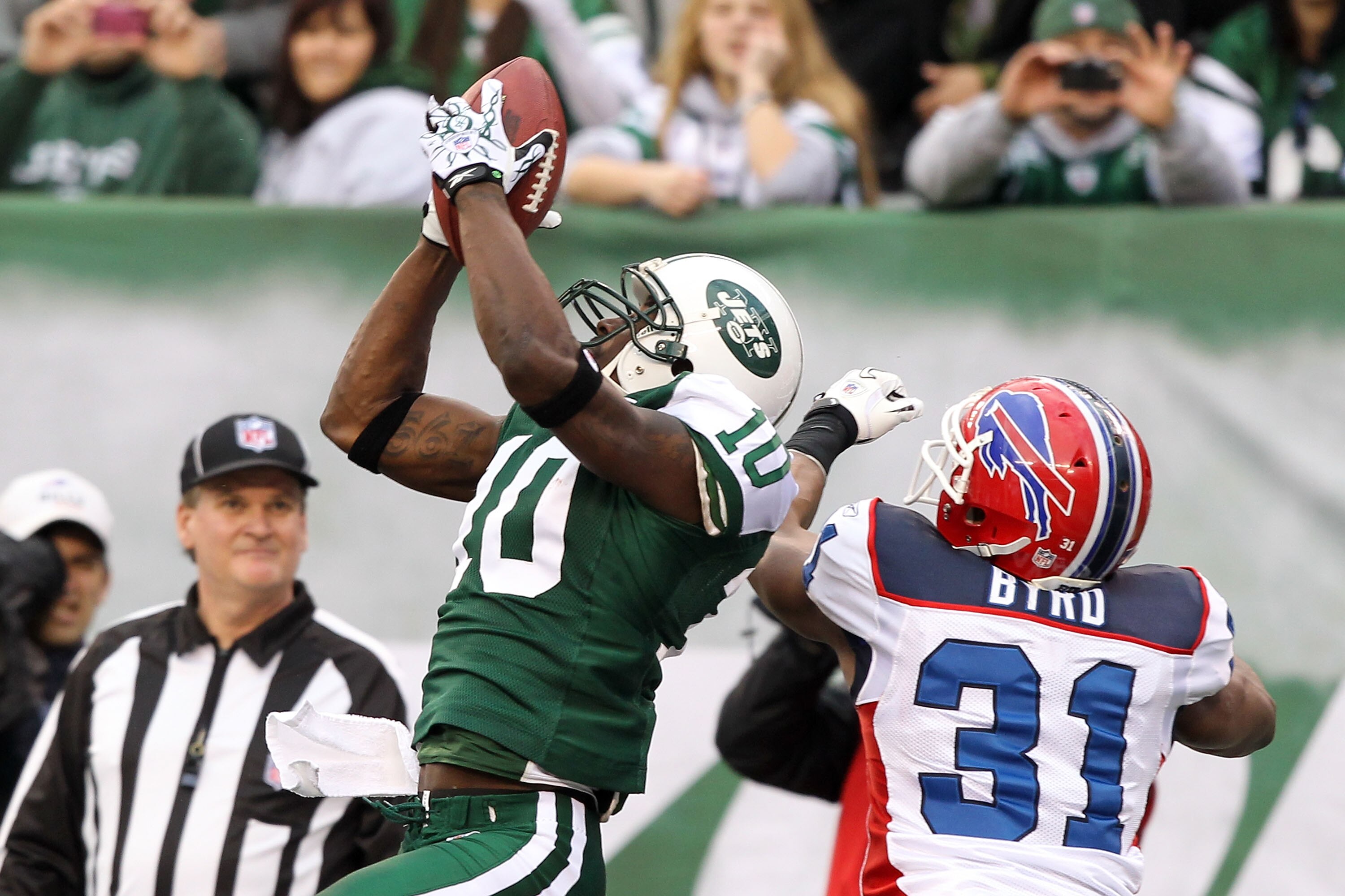 EAST RUTHERFORD, NJ - JANUARY 02:  Santonio Holmes #10 of the New York Jets completes a touchdown reception against Jairus Byrd #31 of the Buffalo Bills at New Meadowlands Stadium on January 2, 2011 in East Rutherford, New Jersey.  (Photo by Al Bello/Gett