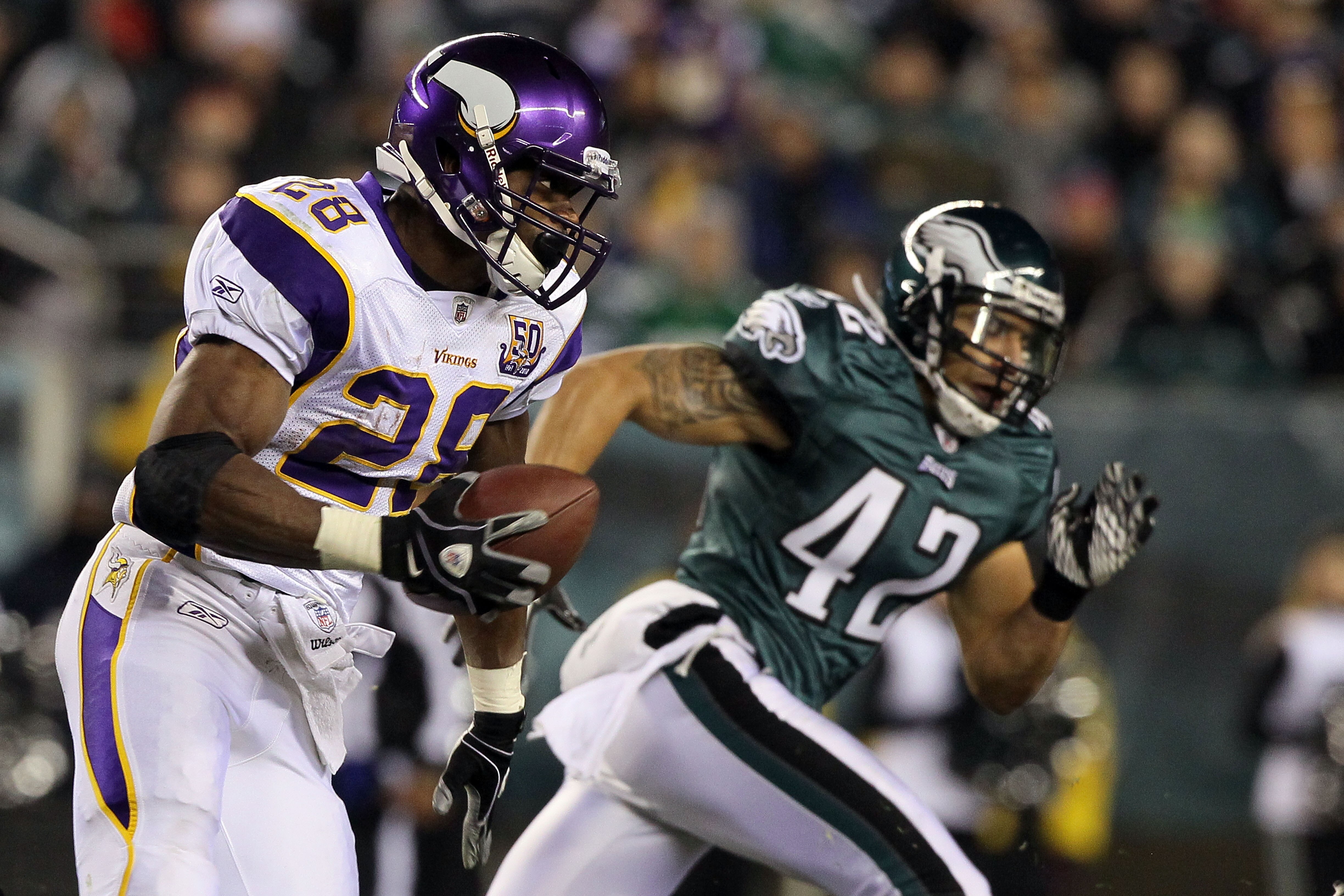 PHILADELPHIA, PA - DECEMBER 28:  Adrian Peterson #28 of the Minnesota Vikings runs against the Philadelphia Eagles at Lincoln Financial Field on December 26, 2010 in Philadelphia, Pennsylvania.  (Photo by Jim McIsaac/Getty Images)