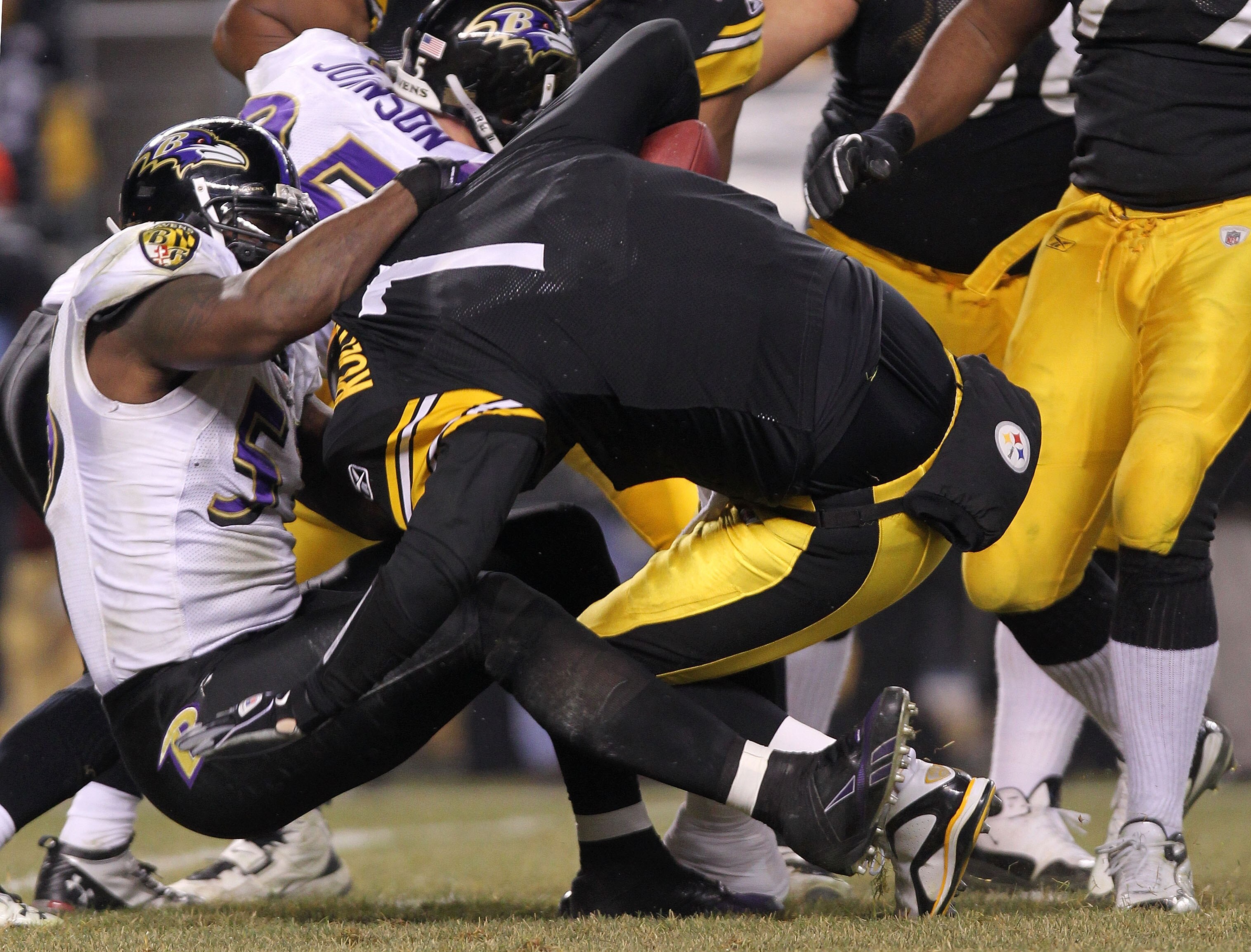 PITTSBURGH, PA - JANUARY 15:  Linebacker Terrell Suggs #55 of the Baltimore Ravens sacks quarterback Ben Roethlisberger #7 of the Pittsburgh Steelers during the AFC Divisional Playoff Game at Heinz Field on January 15, 2011 in Pittsburgh, Pennsylvania.  (