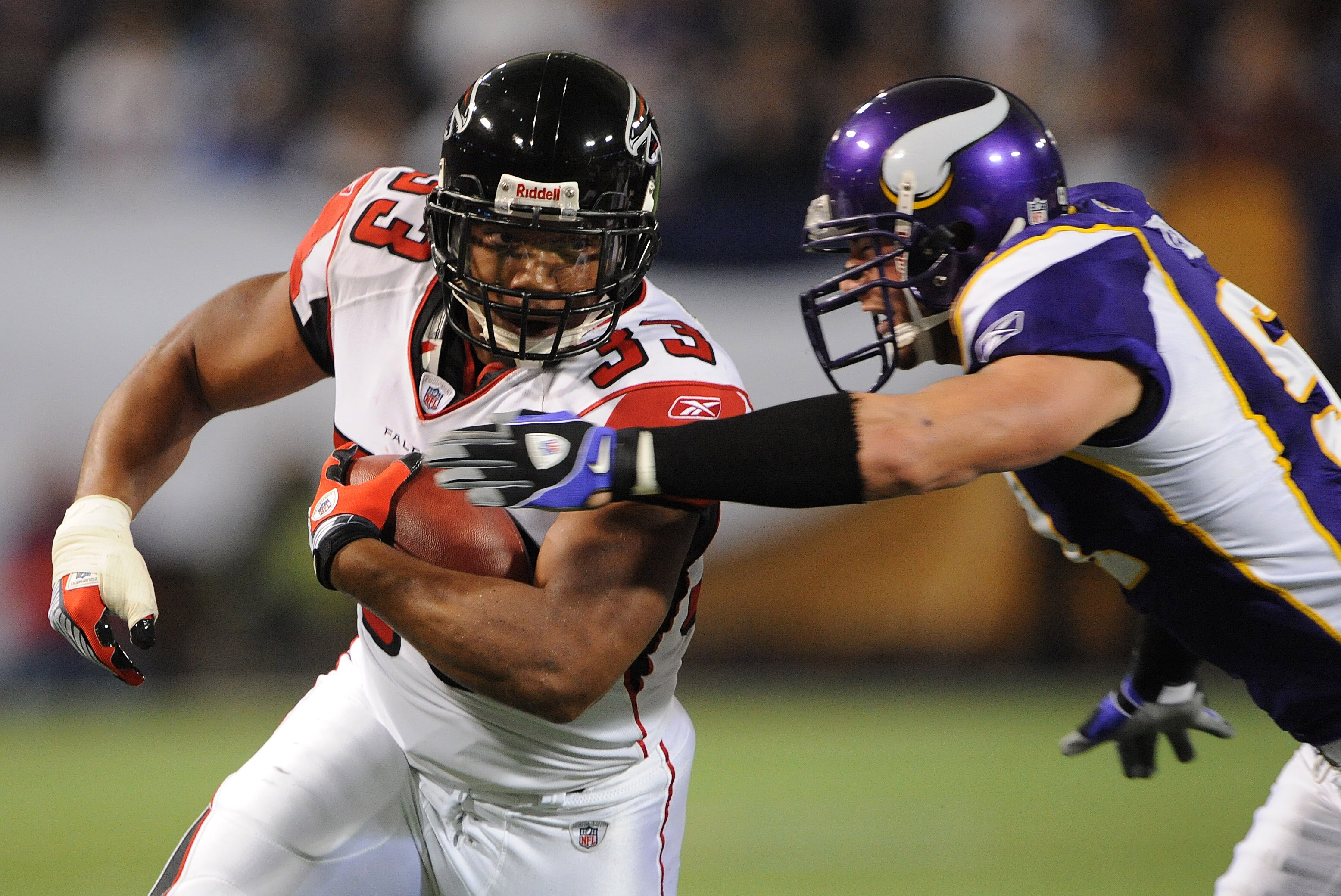 MINNEAPOLIS - DECEMBER 21: Michael Turner #33 of the Atlanta Falcons carries the ball during an NFL game against the Minnesota Vikings at the Hubert H. Humphrey Metrodome, on December 21, 2008 in Minneapolis, Minnesota.  (Photo by Tom Dahlin/Getty Images)