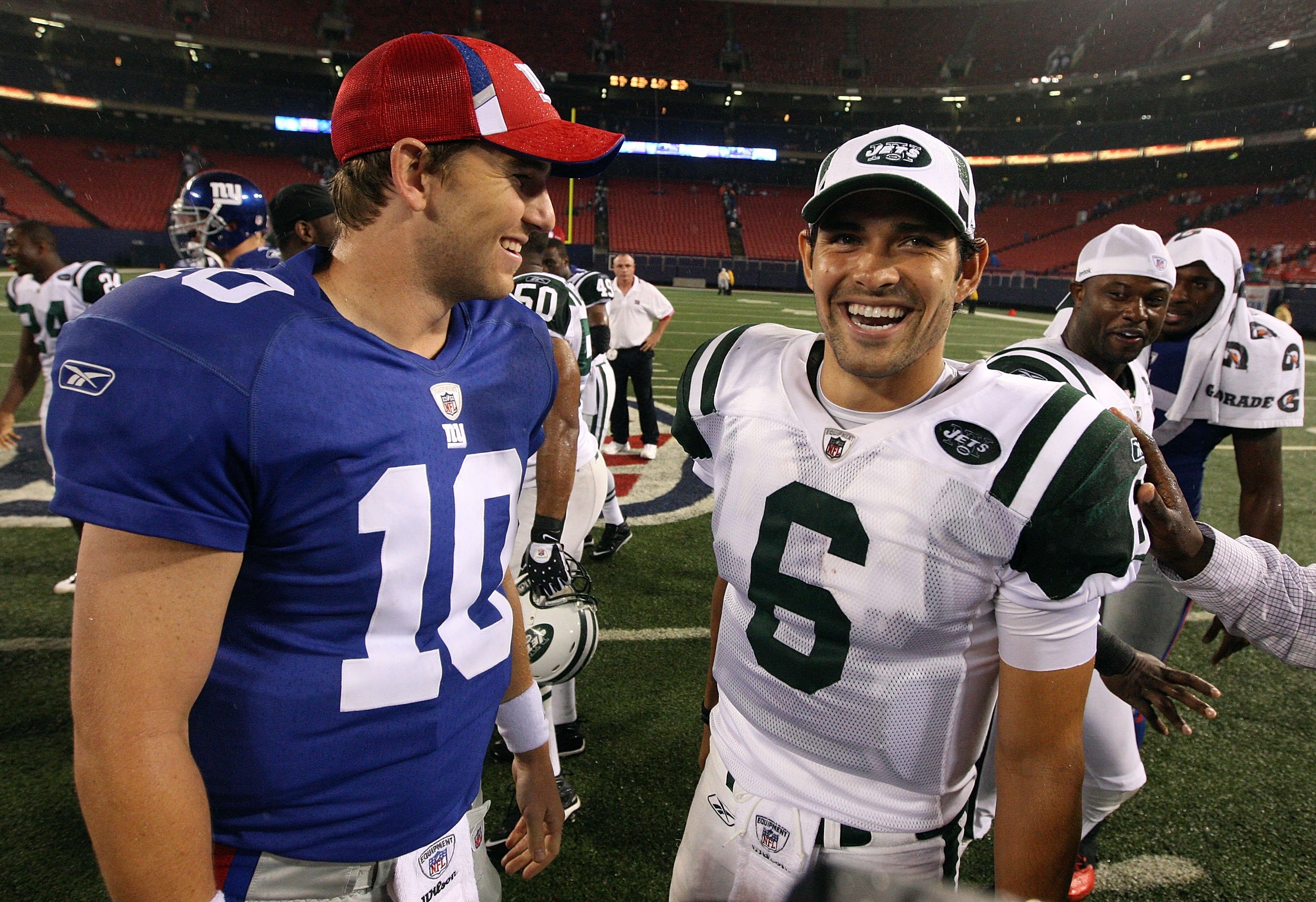 EAST RUTHERFORD, NJ - AUGUST 29:  Eli Manning #10 of the New York Giants talks with Mark Sanchez #6 of the New York Jets after their game on August 29, 2009 at Giants Stadium in East Rutherford, New Jersey.  (Photo by Jim McIsaac/Getty Images)