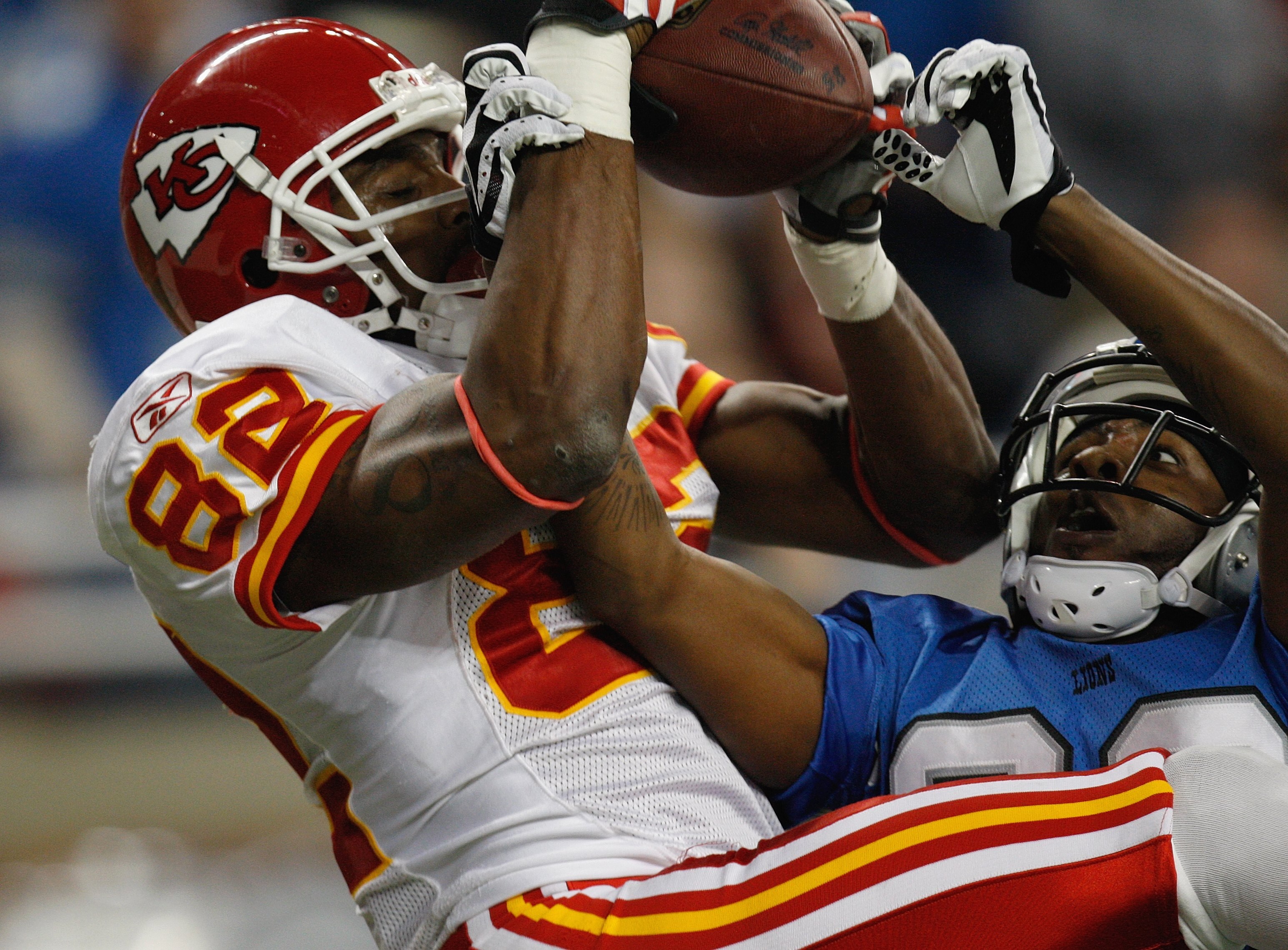 DETROIT - DECEMBER 23:  Dwayne Bowe #82 of the Kansas City Chiefs pulls in a catch against the Detroit Lions on December 23, 2007 at Ford Field in Detroit, Michigan. (Photo byGregory Shamus/Getty Images)