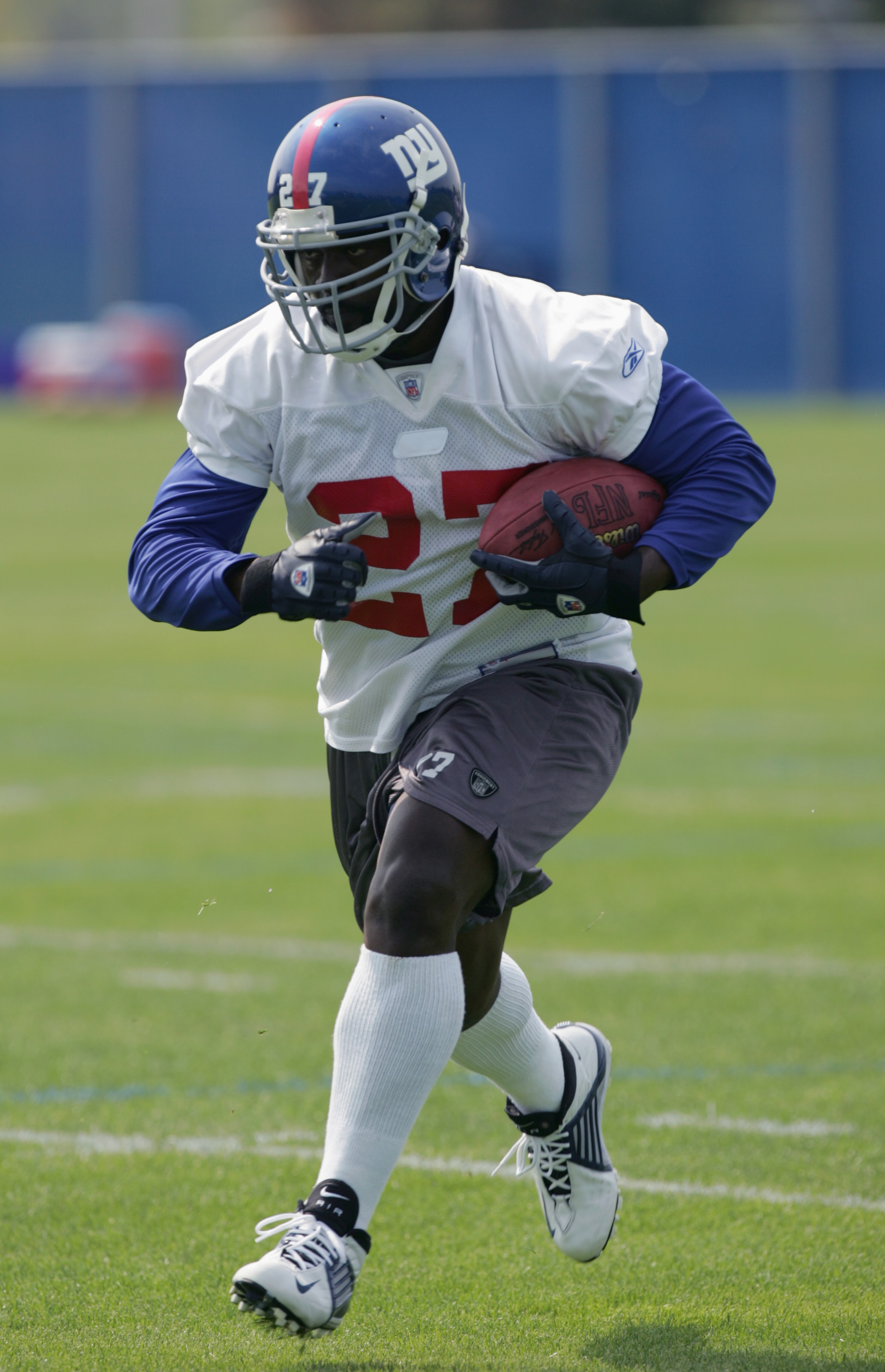 EAST RUTHERFORD, NJ - MAY 7: Ron Dayne #27 of the New York Giants carries the ball during drills on May 7, 2004 on the practice field at Giant Stadium in East Rutherford, New Jersey. (Photo by Ezra Shaw/Getty Images) EAST RUTHERFORD, NJ - MAY 7: Ron Dayne #27 of the New York Giants carries the ball during drills on May 7, 2004 on the practice field at Giant Stadium in East Rutherford, New Jersey. (Photo by Ezra Shaw/Getty Images)