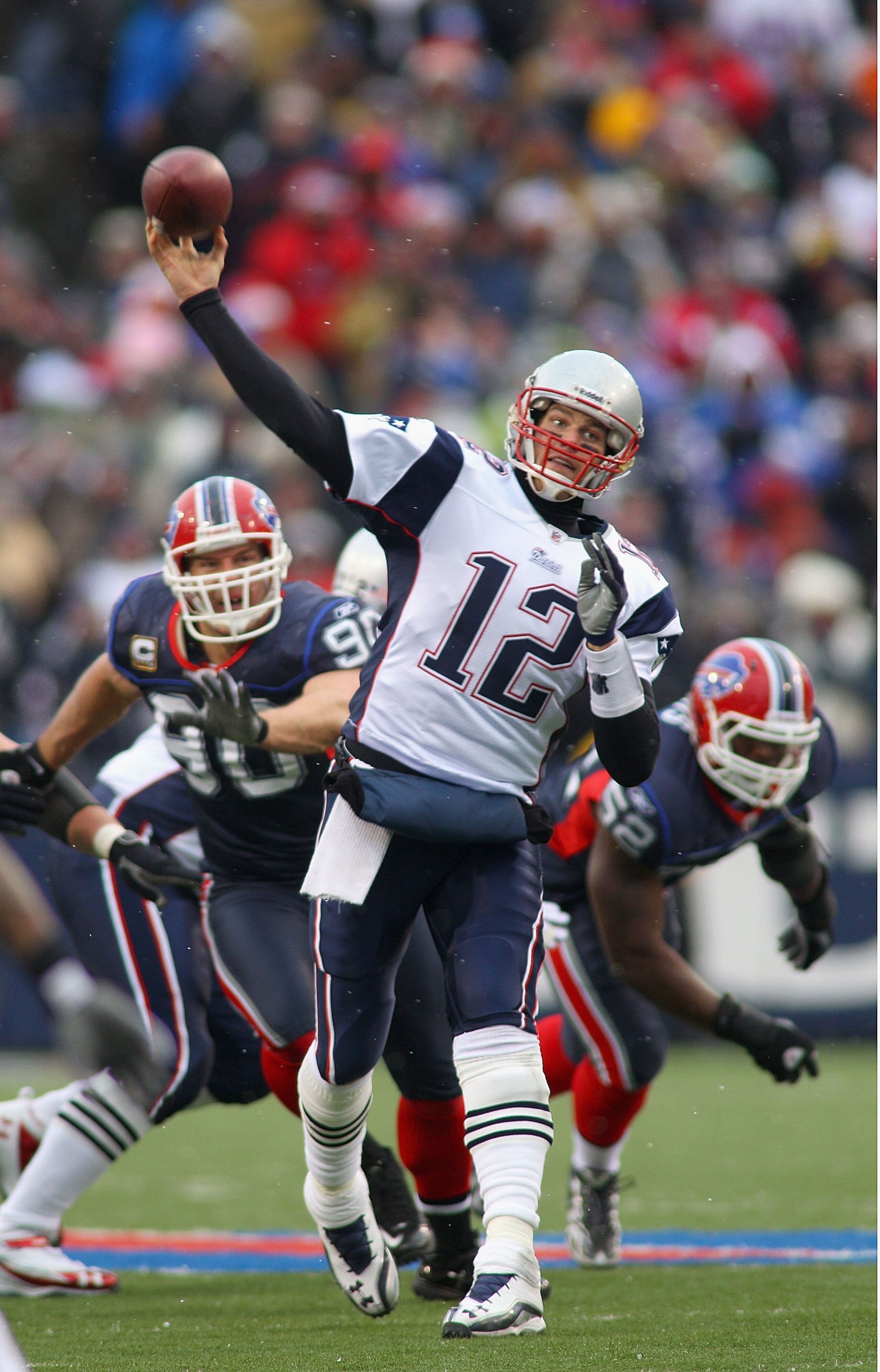ORCHARD PARK, NY - DECEMBER 26:  Tom Brady #12 of the New England Patriots throws a pass against the Buffalo Bills  at Ralph Wilson Stadium on December 26, 2010 in Orchard Park, New York.  New England won 34-3.  (Photo by Rick Stewart/Getty Images)