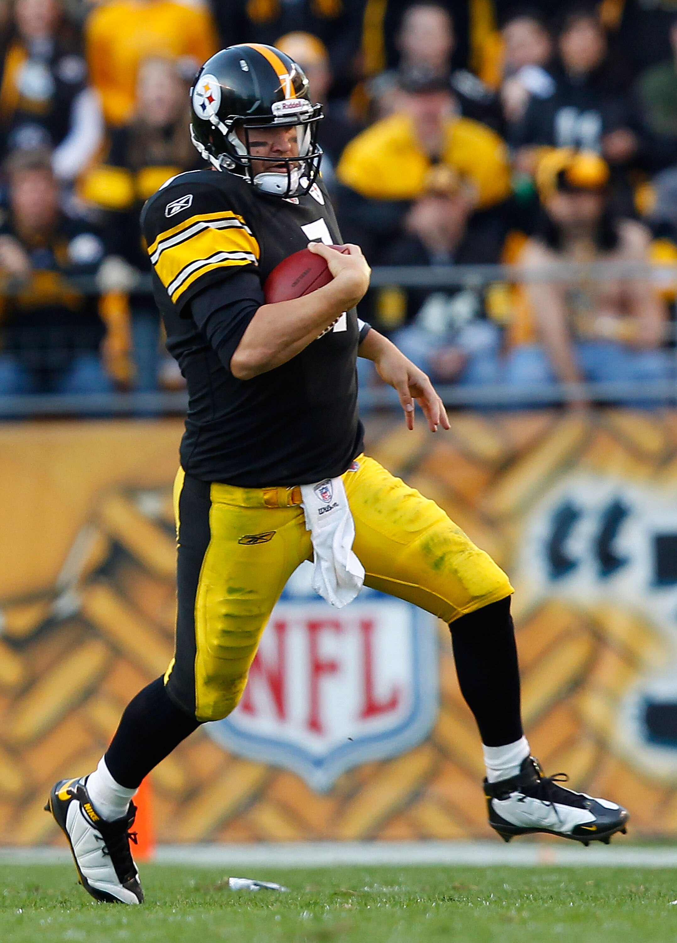 PITTSBURGH, PA - NOVEMBER 21:  Ben Roethlisberger #7 of the Pittsburgh Steelers runs with the ball during the game against the Oakland Raiders on November 21, 2010 at Heinz Field in Pittsburgh, Pennsylvania.  (Photo by Jared Wickerham/Getty Images)