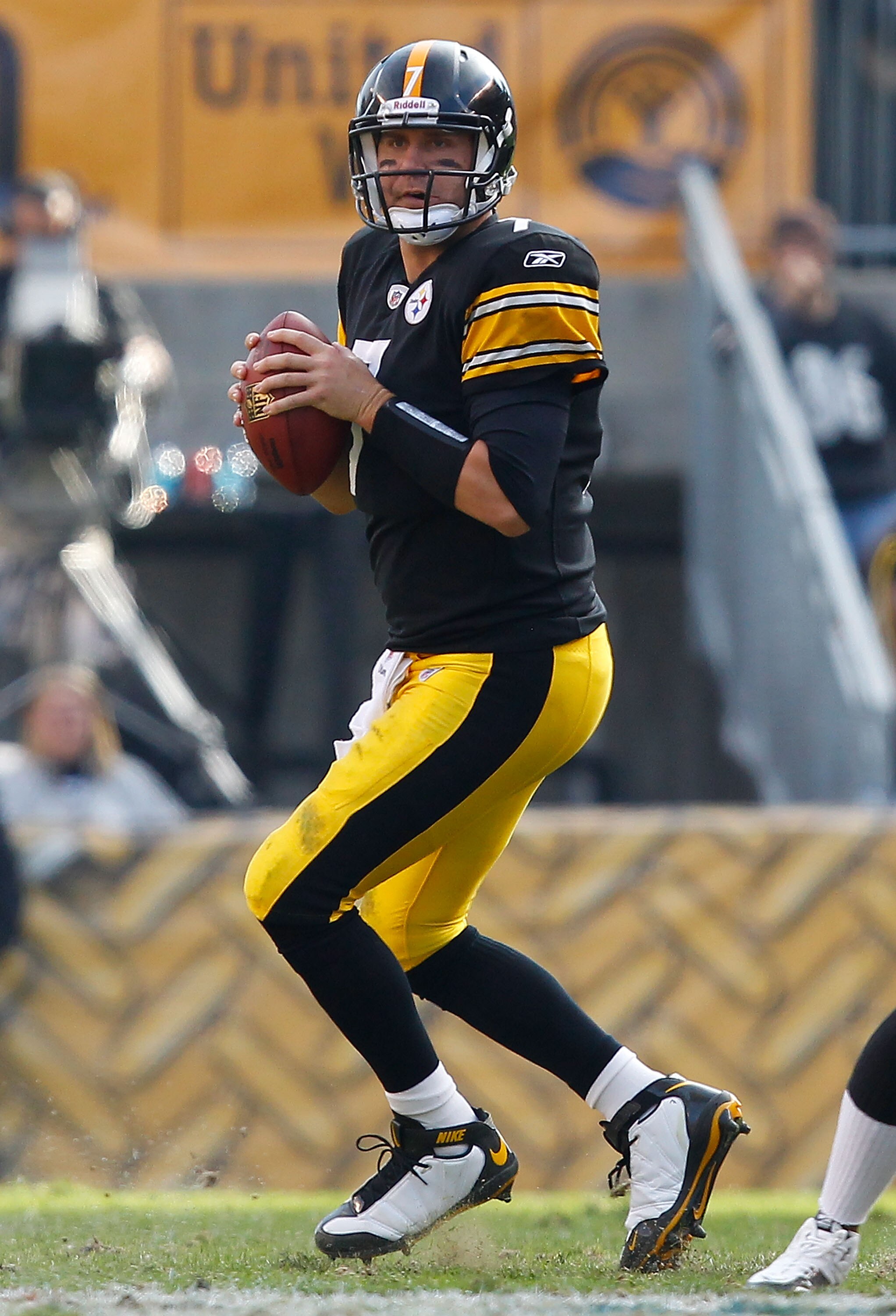 PITTSBURGH, PA - NOVEMBER 21:  Ben Roethlisberger #7 of the Pittsburgh Steelers drops back to pass against the Oakland Raiders during the game on November 21, 2010 at Heinz Field in Pittsburgh, Pennsylvania.  (Photo by Jared Wickerham/Getty Images)