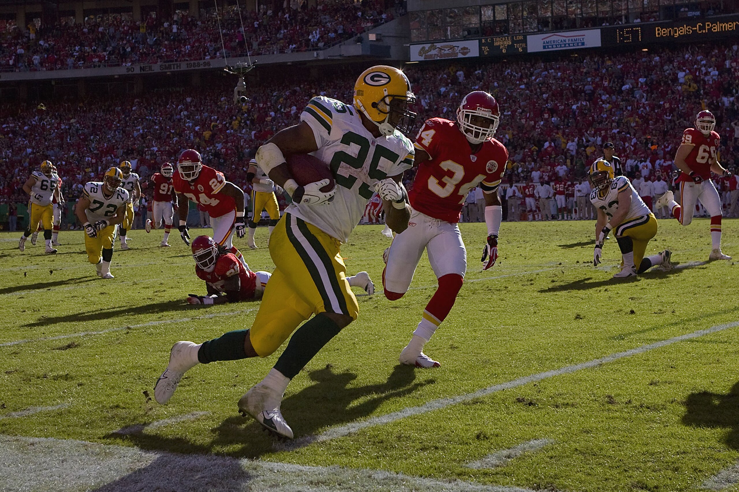 KANSAS CITY, MO - NOVEMBER 4:  Ryan Grant #25 of the Green Bay Packers runs with the ball against the Kansas City Chiefs on November 4, 2007 at Arrowhead Stadium in Kansas City, Missouri. The Packers won 33-22. (Photo by Dilip Vishwanat/Getty Images)