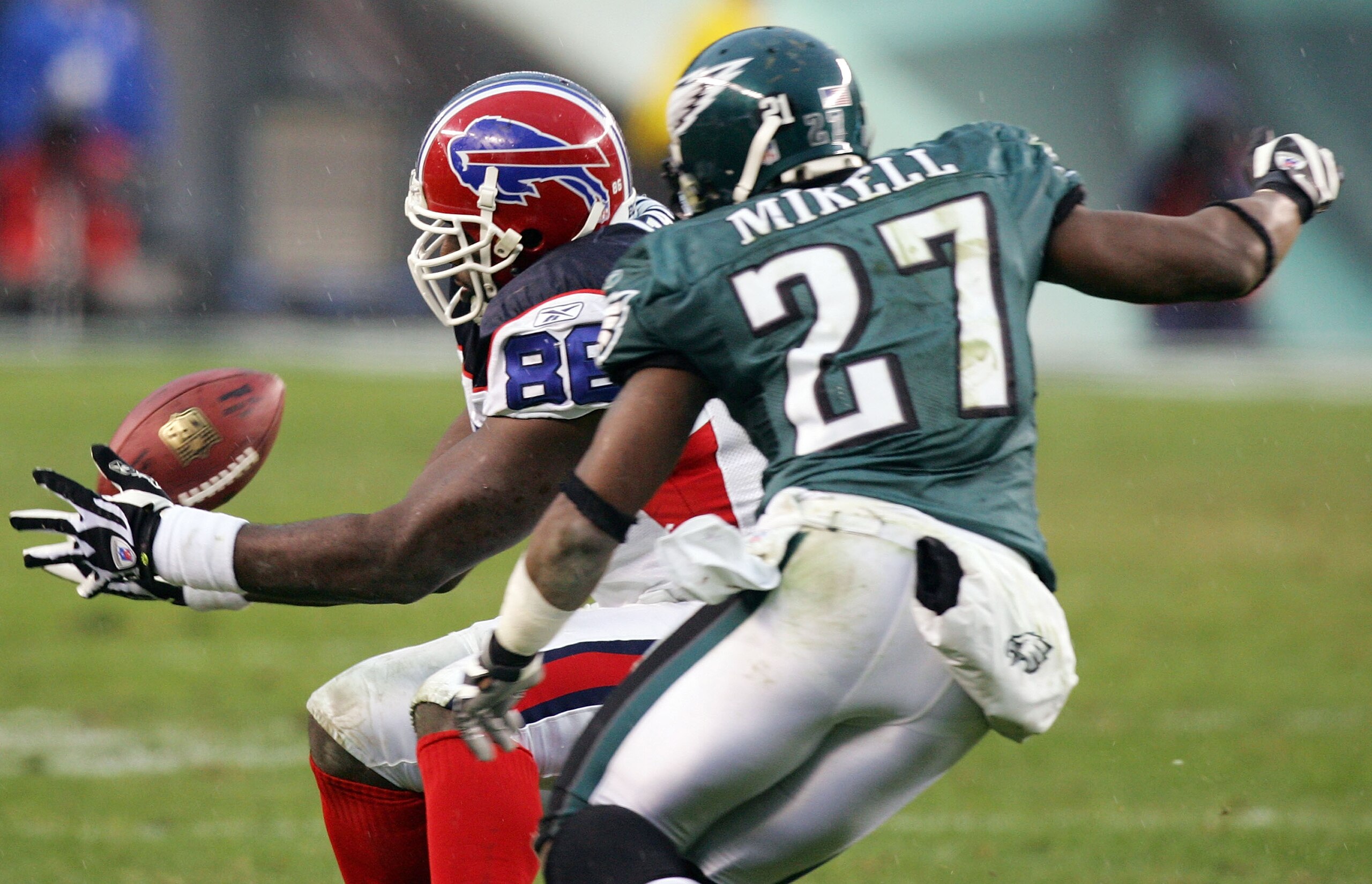 PHILADELPHIA - DECEMBER 30:  Michael Gaines #86  of the Buffalo Bills cannot hold onto a pass as he is pressured by Quintin Mikell #27 of the Philadelphia Eagles on December 30, 2007 at Lincoln Financial Field in Philadelphia, Pennsylvania. The Eagles def