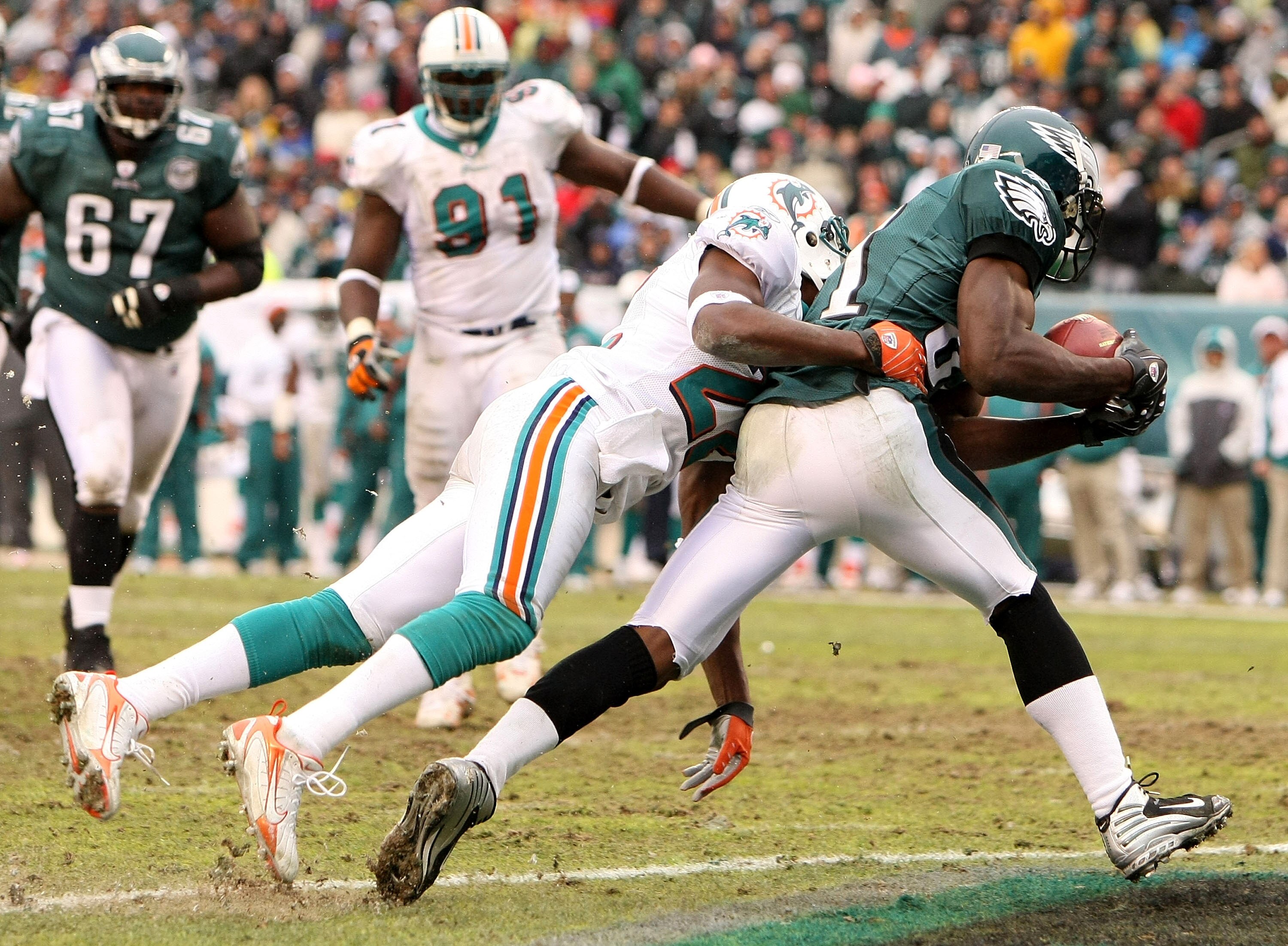 PHILADELPHIA - NOVEMBER 18:  Jason Avant #81 of the Philadelphia Eagles scores a touchdown as Michael Lehan #22 of the Miami Dolphins is late with the tackle on November 18, 2007 at Lincoln Financial Field in Philadelphia, Pennsylvania.  (Photo by Al Bell