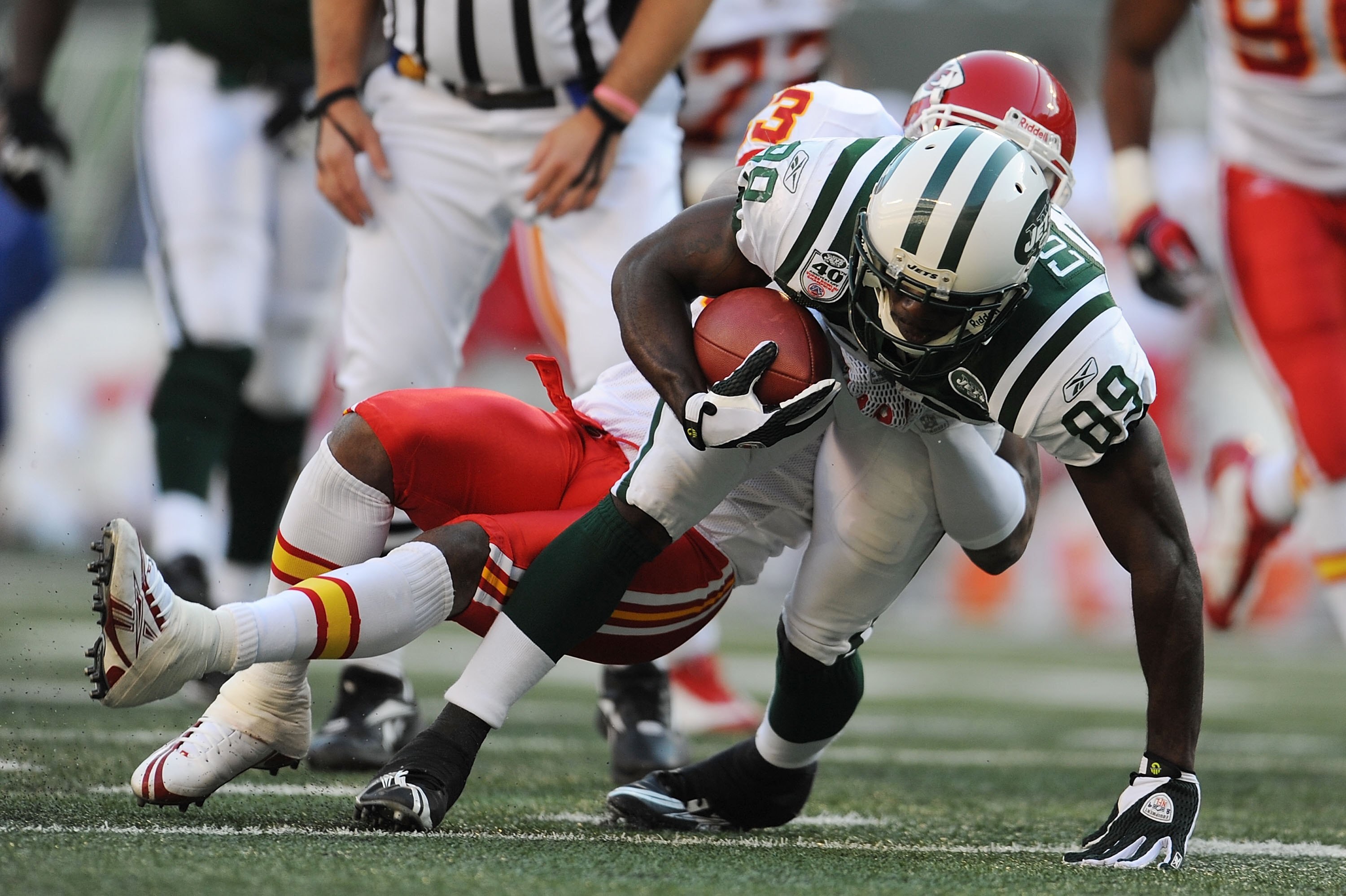 EAST RUTHERFORD, NJ - OCTOBER 26:  Jerricho Cotchery of the New York Jets runs with the ball against The Kansas City Chiefs during their game on October 26, 2008 at Giants Stadium in East Rutherford, New Jersey.  (Photo by Al Bello/Getty Images)
