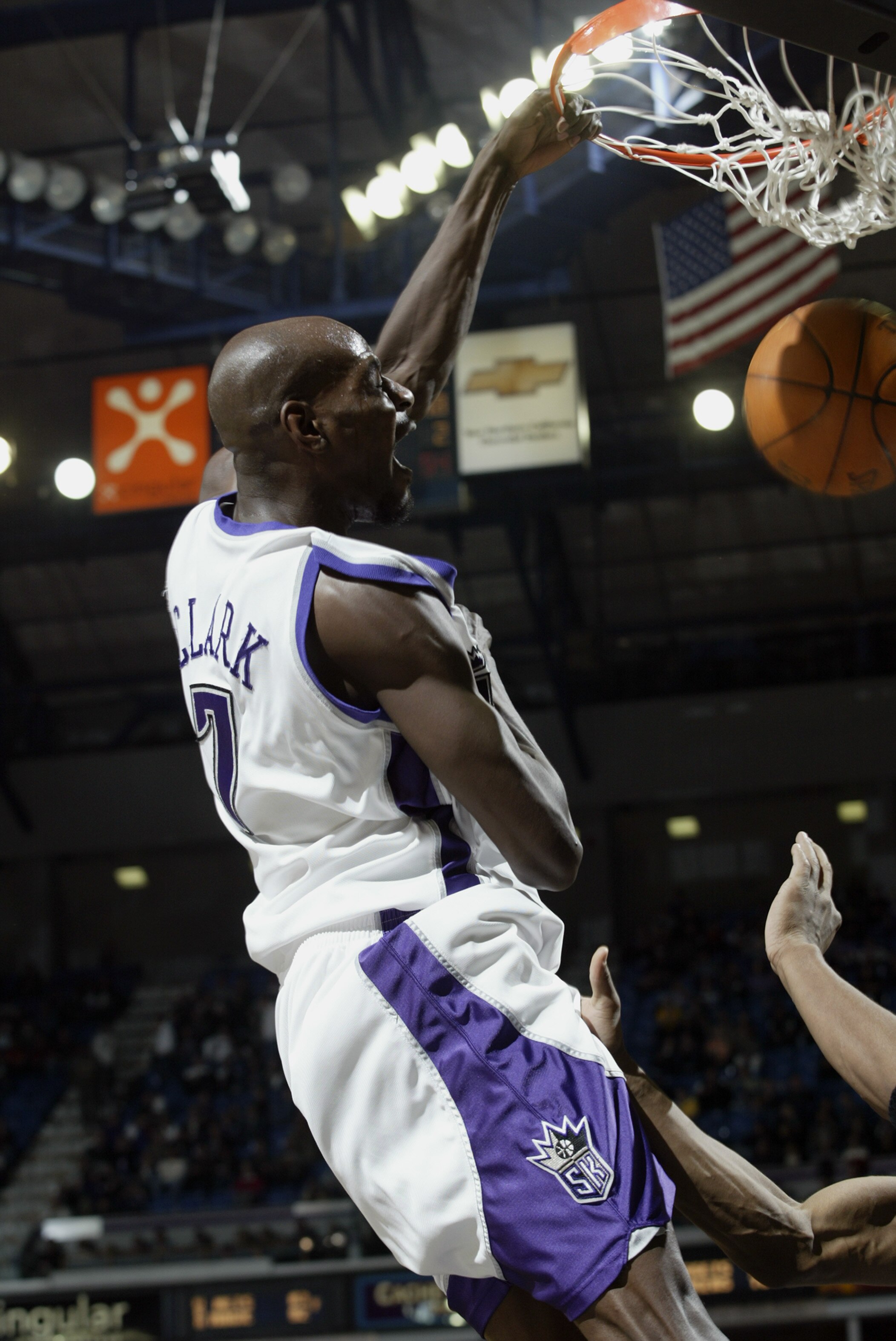 SACRAMENTO, CA - FEBRUARY 11:  Keon Clark #7 of the Sacramento Kings slam dunks during the NBA game against the Washington Wizards at Arco Arena on February 11, 2003 in Sacramento, California.  The Kings won 99-80.  NOTE TO USER: User expressly acknowledg
