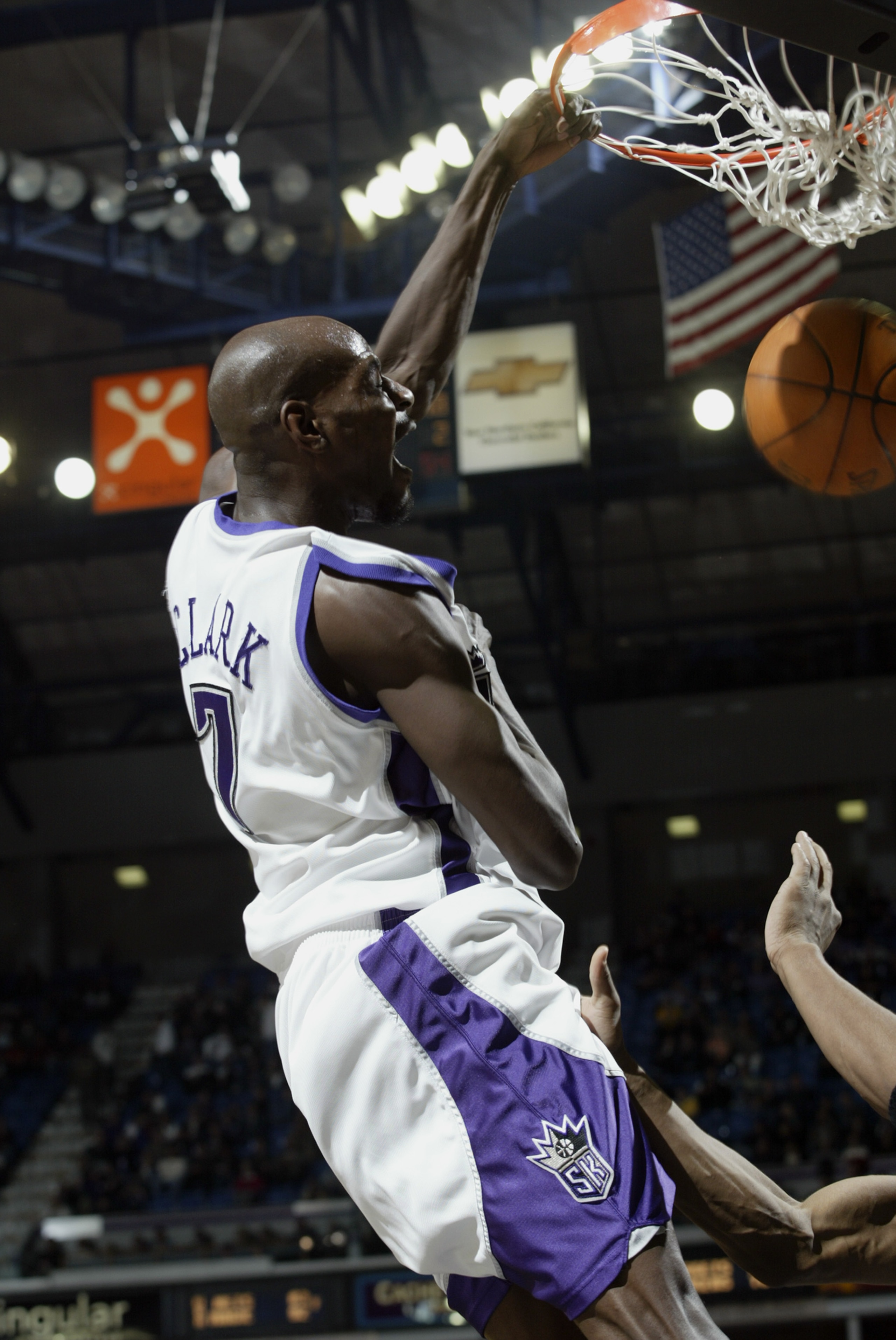 SACRAMENTO, CA - FEBRUARY 11: Keon Clark #7 of the Sacramento Kings slam dunks during the NBA game against the Washington Wizards at Arco Arena on February 11, 2003 in Sacramento, California. The Kings won 99-80. NOTE TO USER: User expressly acknowledg SACRAMENTO, CA - FEBRUARY 11: Keon Clark #7 of the Sacramento Kings slam dunks during the NBA game against the Washington Wizards at Arco Arena on February 11, 2003 in Sacramento, California. The Kings won 99-80. NOTE TO USER: User expressly acknowledg