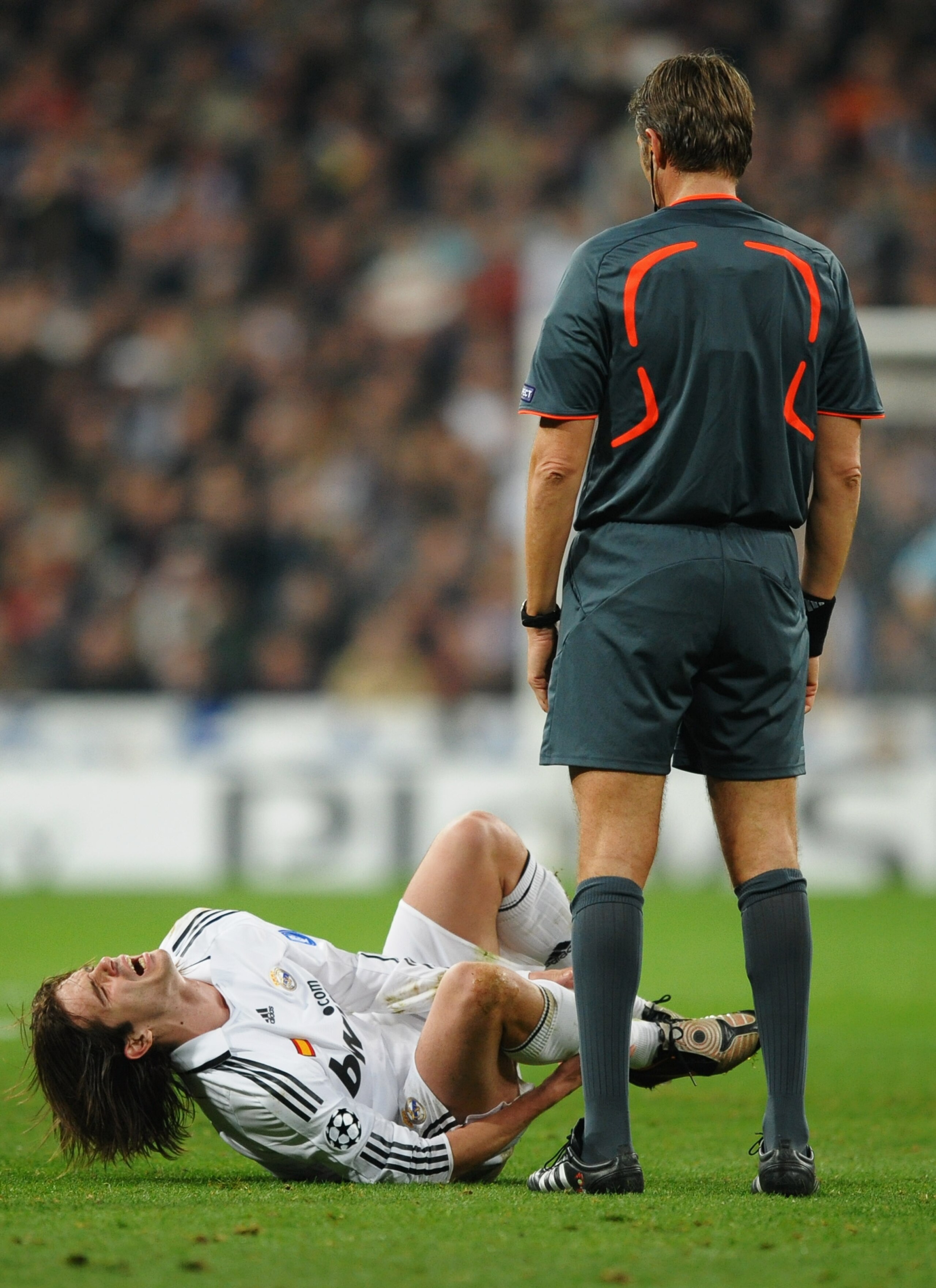 MADRID, SPAIN - FEBRUARY 25:  Referee Roberto Rosetti looks on as Fernando Gago of Real Madrid is injured during the Champions League Round of 16, First Leg match between Real Madrid and Liverpool at the Estadio Santiago Bernabeu on February 25, 2009 in M