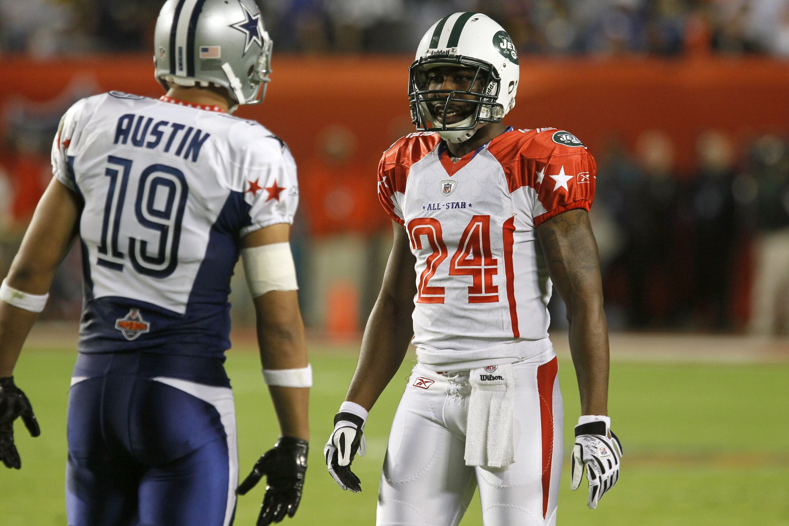 MIAMI GARDENS, FL - JANUARY 31:  Darrelle Revis #24 of the AFC's New York Jets lines up in position across from Miles Austin #19 of the NFC's Dallas Cowboys during the 2010 AFC-NFC Pro Bowl game at Sun Life Stadium on January 31, 2010 in Miami Gardens, Fl