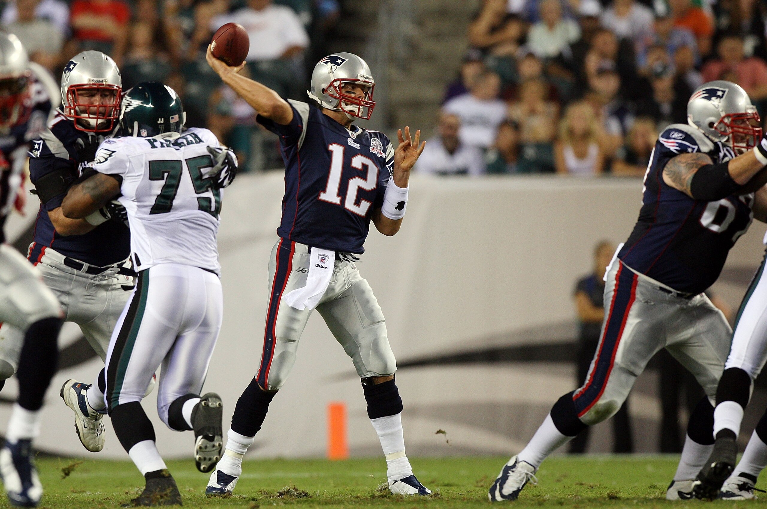 PHILADELPHIA - AUGUST 13:  Tom Brady #12 of the New England Patriots throws a pass against the Philadelphia Eagles on August 13, 2009 at Lincoln Financial Field in Philadelphia, Pennsylvania.  (Photo by Jim McIsaac/Getty Images)
