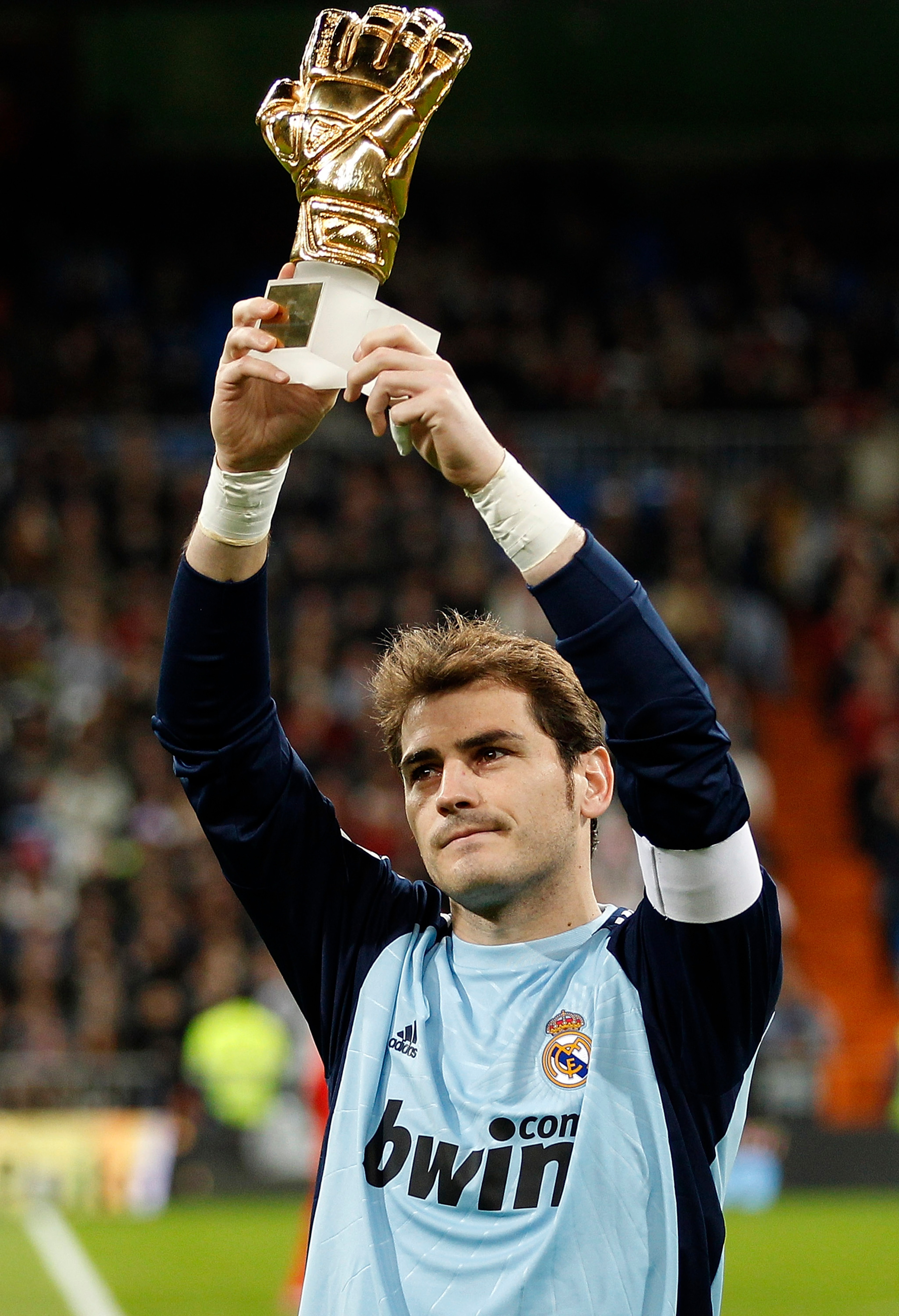 MADRID, SPAIN - DECEMBER 19: Iker Casillas of Real Madrid shows the trophy of Golden Glove Award prior of the La Liga match between Real Madrid and Sevilla at Estadio Santiago Bernabeu on December 19, 2010 in Madrid, Spain. (Photo by Angel Martinez/Getty