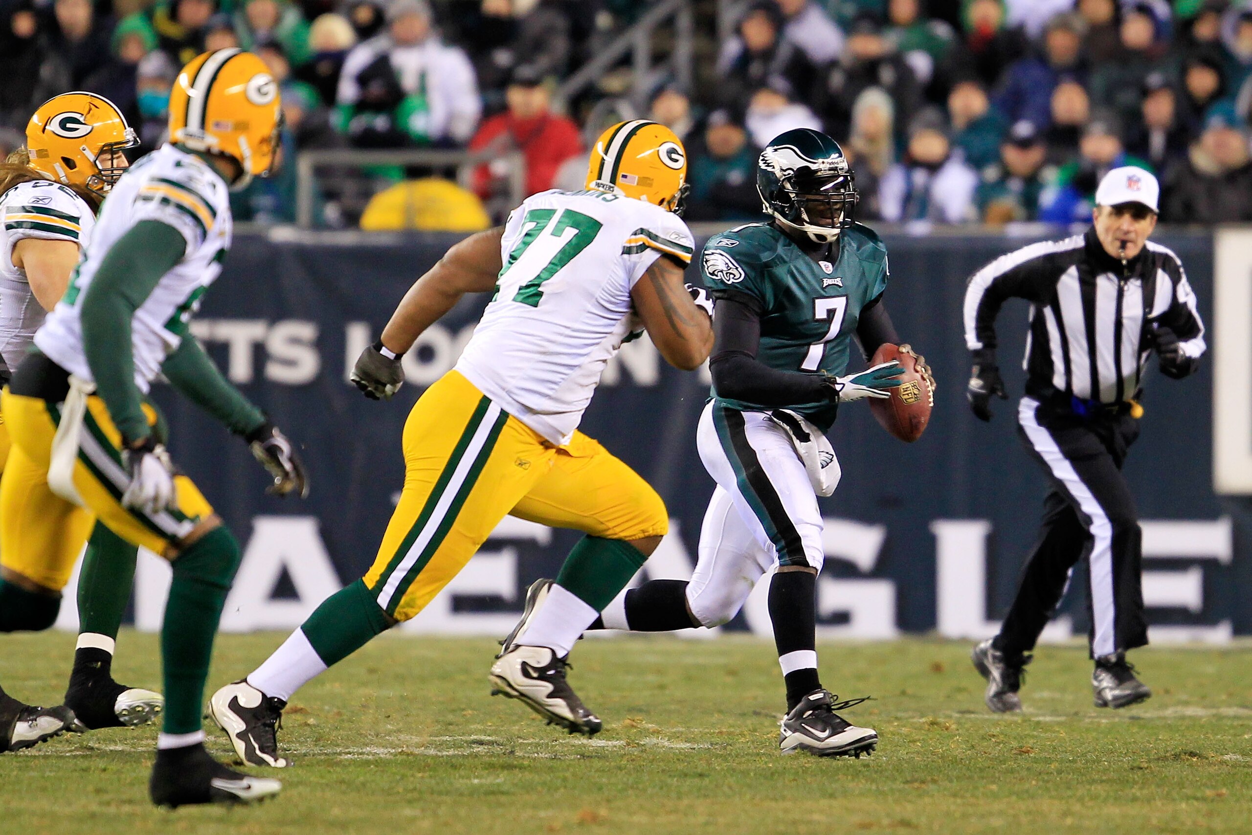 PHILADELPHIA, PA - JANUARY 09:  Michael Vick #7 of the Philadelphia Eagles scrambles against the Green Bay Packers during the 2011 NFC wild card playoff game at Lincoln Financial Field on January 9, 2011 in Philadelphia, Pennsylvania.  (Photo by Chris Tro