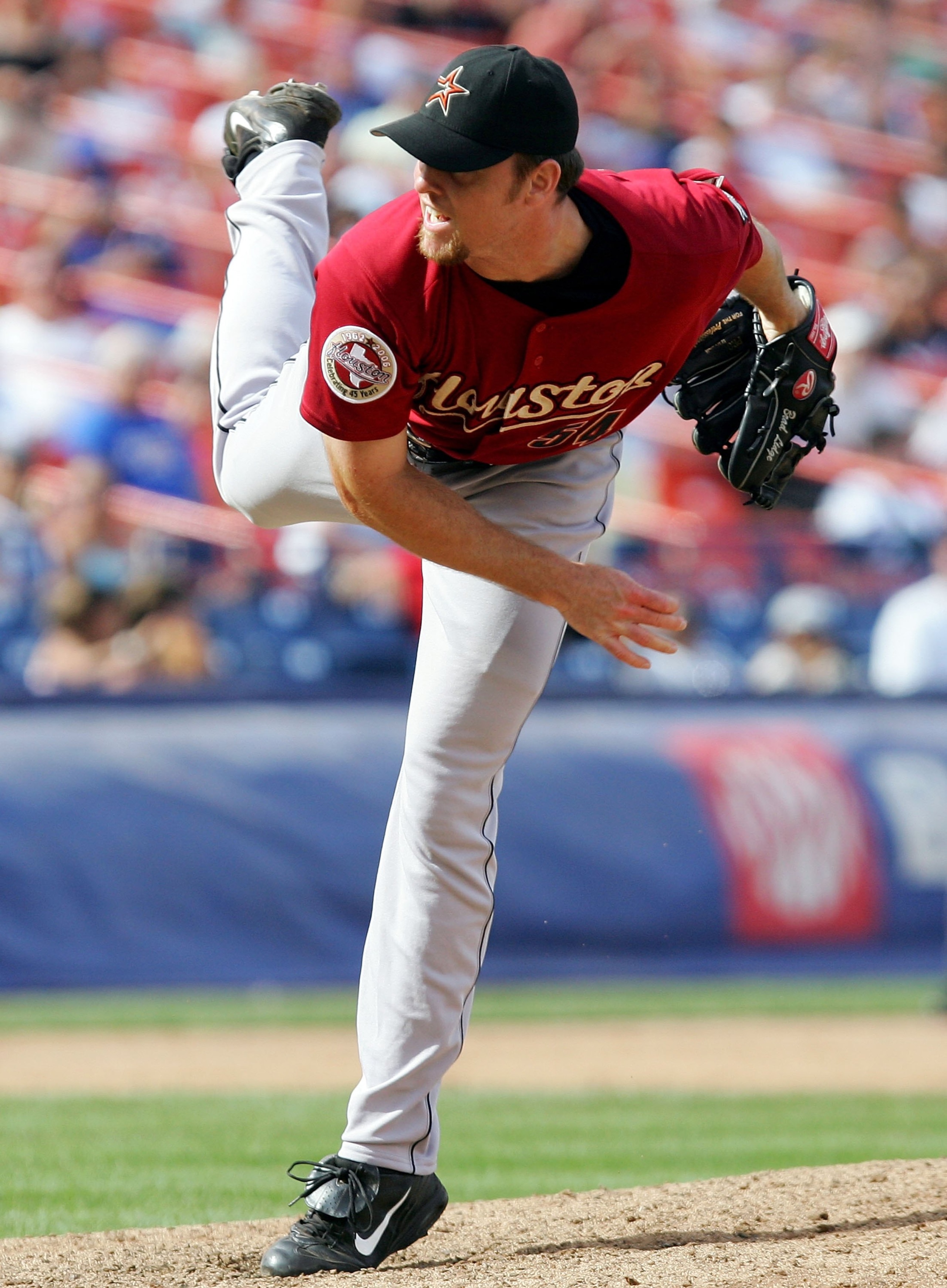 NEW YORK - JULY 23:  Brad Lidge #54 of the Houston Astros pitches in the 9th inning against the New York Mets on July 23, 2006 at Shea Stadium in the Flushing neighborhood of the Queens borough of New York City. The Astors defeated the Mets 8-4.  (Photo b
