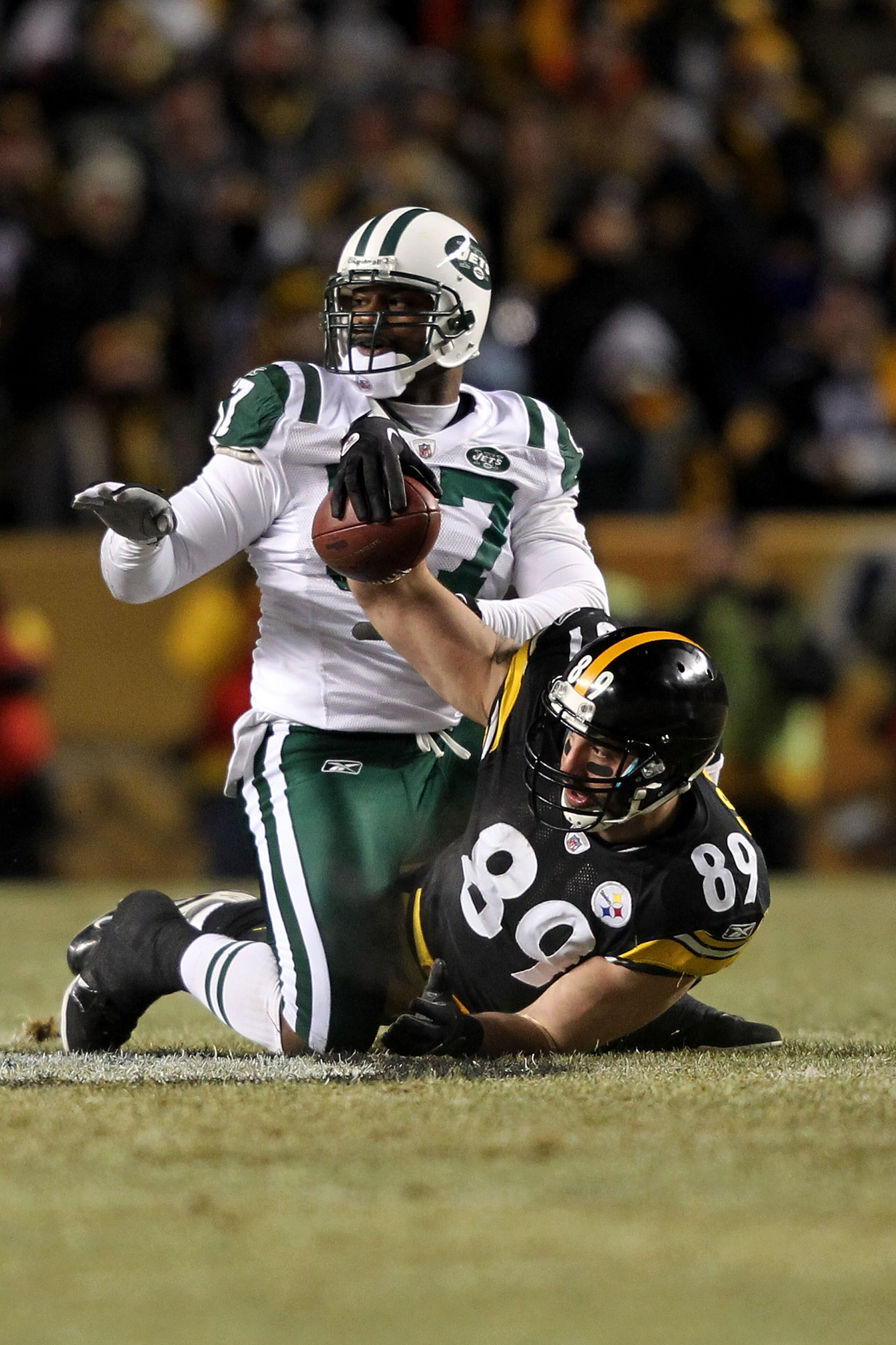 PITTSBURGH, PA - JANUARY 23:  Matt Spaeth #89 of the Pittsburgh Steelers holds up the ball after he made a reception against Bart Scott #57 of the New York Jets during the 2011 AFC Championship game at Heinz Field on January 23, 2011 in Pittsburgh, Pennsy
