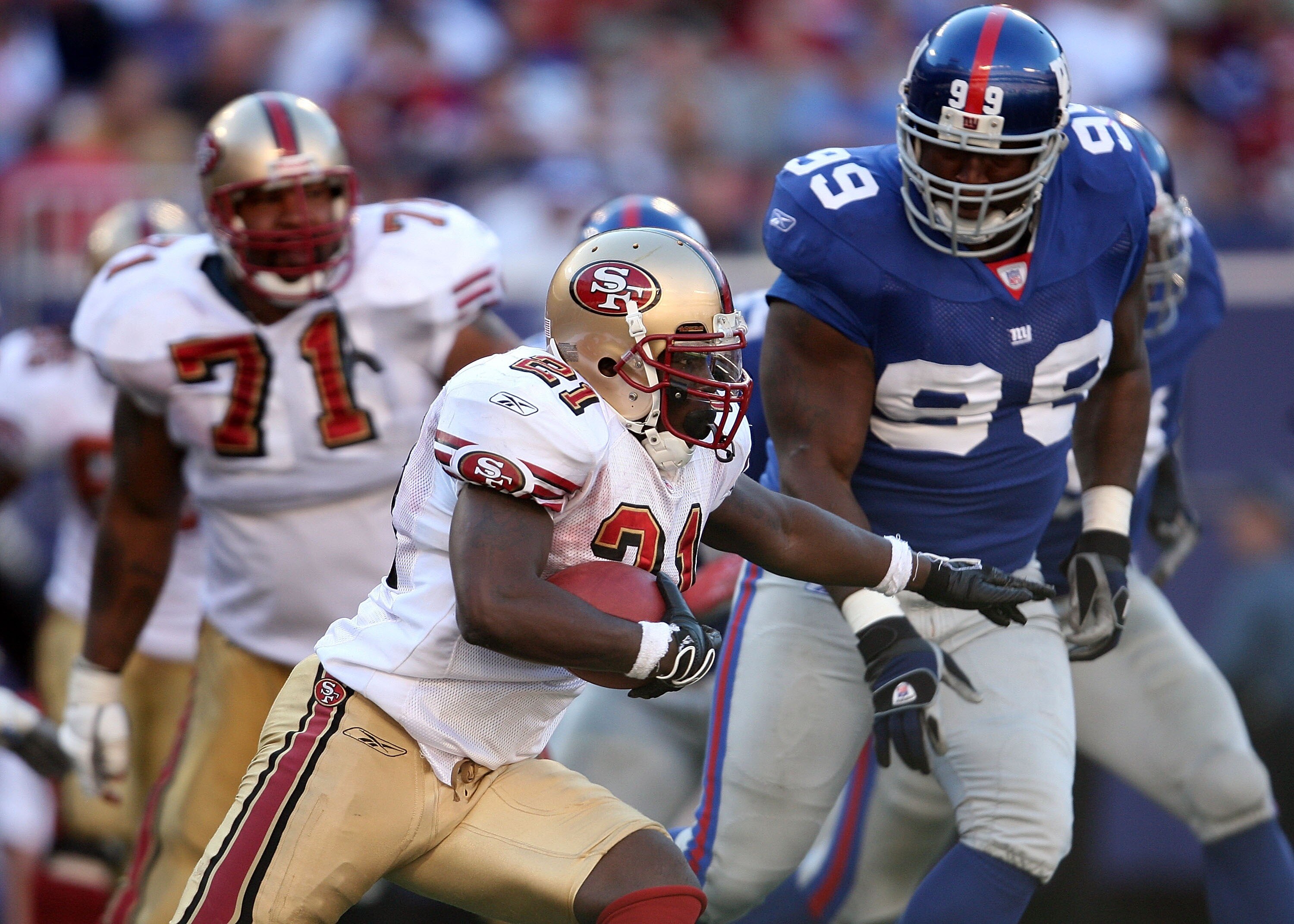 EAST RUTHERFORD, NJ - OCTOBER 21:  Frank Gore #21 of the San Francisco 49ers rushes with the ball against the New York Giants on October 21, 2007 at Giants Stadium in East Rutherford, New Jersey.  (Photo by Nick Laham/Getty Images)