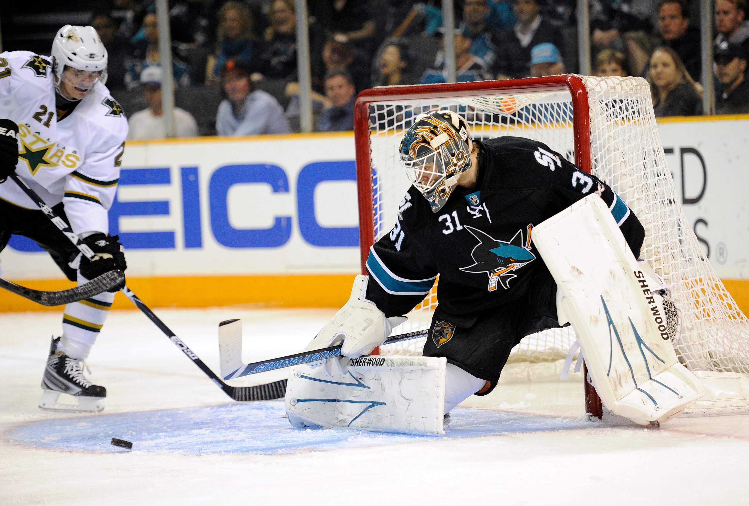 SAN JOSE, CA - MARCH 31: Antti Niemi #31 of the San Jose Sharks blocks a shot against the Dallas Stars in the first period during an NHL hockey game at the HP Pavilion on March 31, 2011 in San Jose, California. (Photo by Thearon W. Henderson/Getty Images)