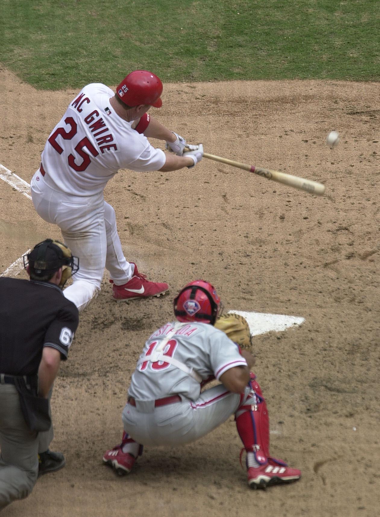 19 Aug 2001:  Mark McGwire #25 of the St. Louis Cardinals gets a hit to drive in a run against the Philadelphia Phillies at Busch Stadium in St. Louis, Missouri. DIGITAL IMAGE. Mandatory Credit: Elsa/ALLSPORT