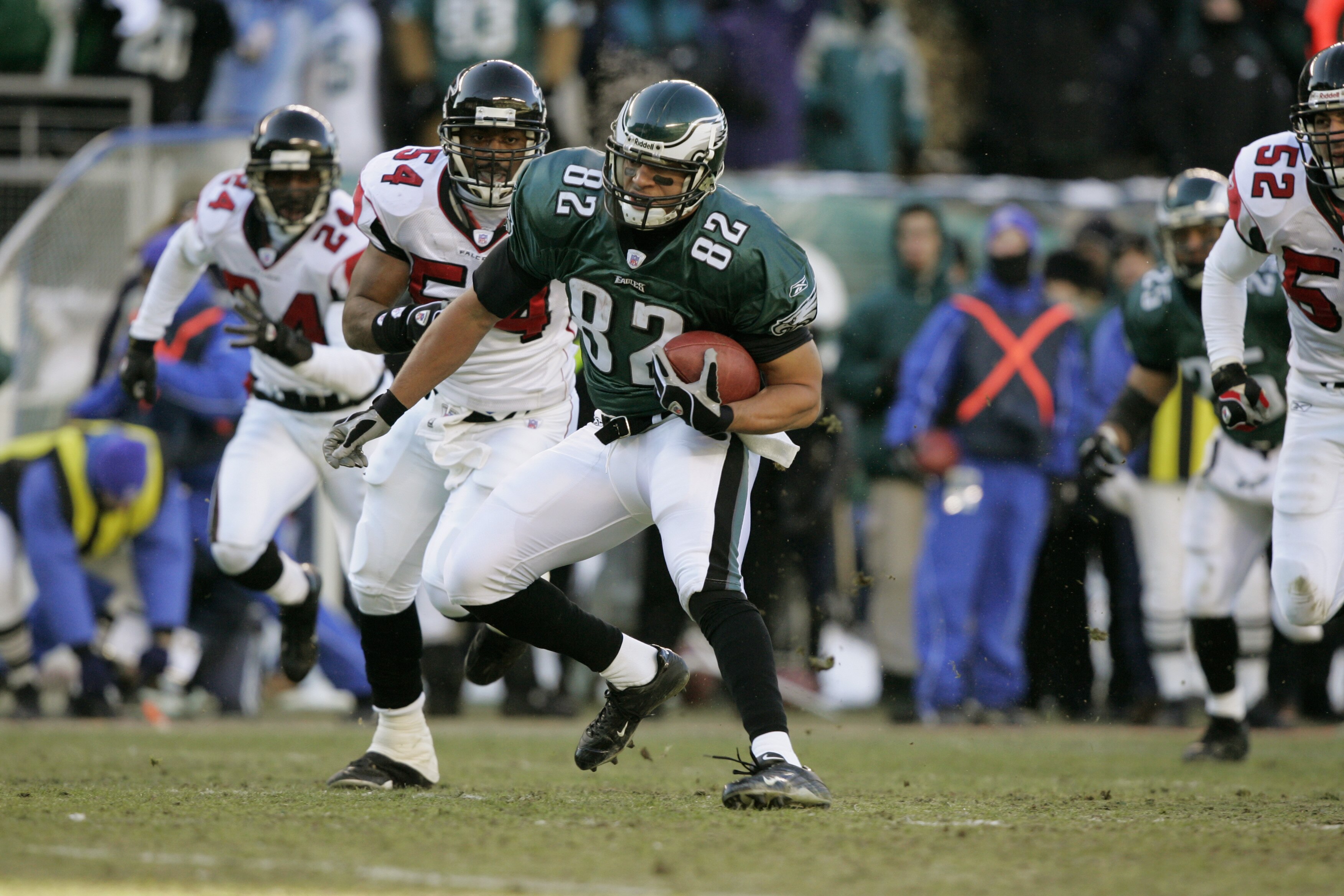 PHILADELPHIA - JANUARY 23:  Tight end L.J. Smith #82 of the Philadelphia Eagles evades linebacker Chris Draft #54 of the Atlanta Falcons during the NFC Championship game at Lincoln Financial Field on January 23, 2005 in Philadelphia, Pennsylvania. The Eag