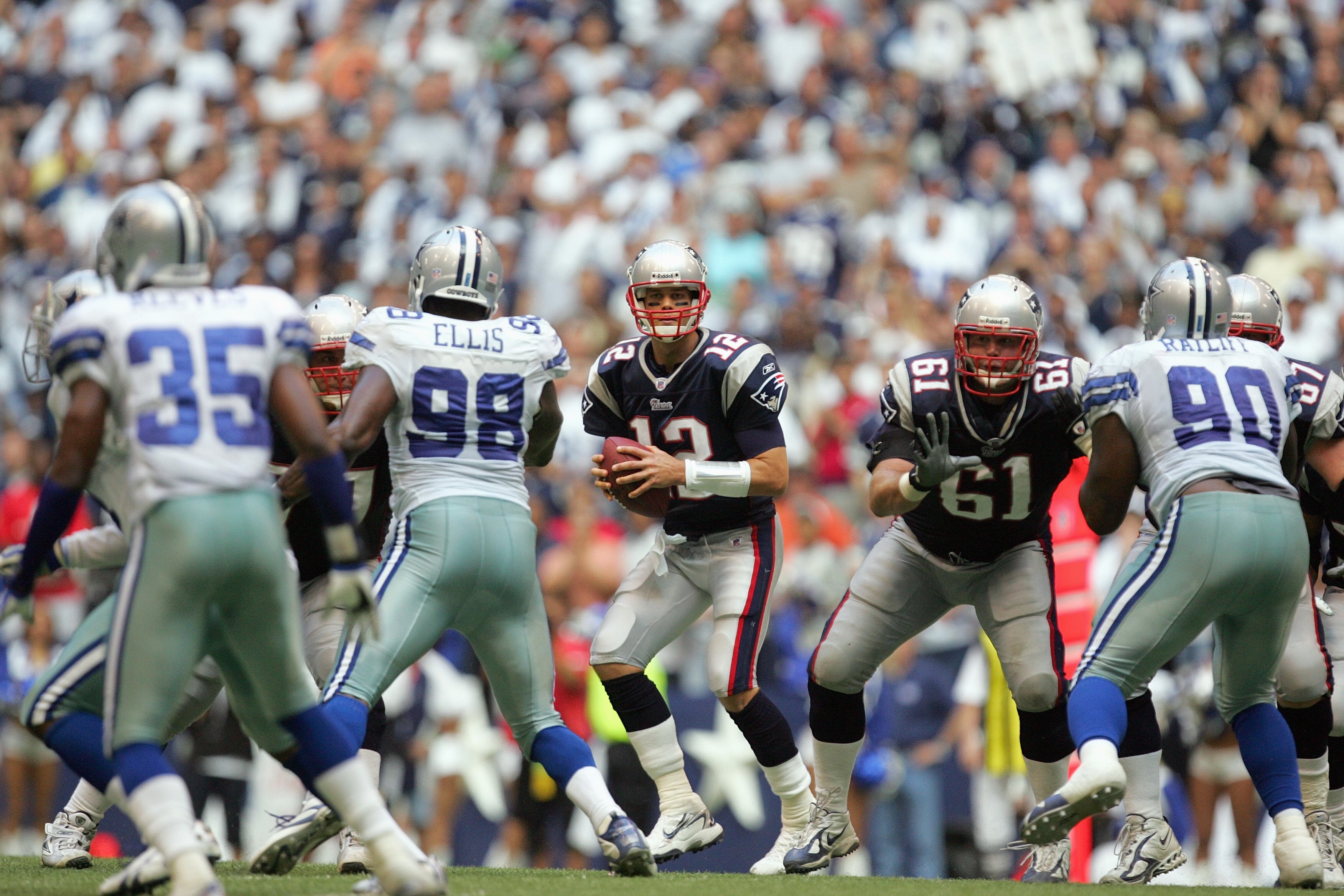 IRVING, TX - OCTOBER 14: Quarterback Tom Brady #12of the New England Patriots looks to pass the ball during the game against the Dallas Cowboys at Texas Stadium on October 14, 2007 in Irving, Texas. (Photo by Ronald Martinez/Getty Images)