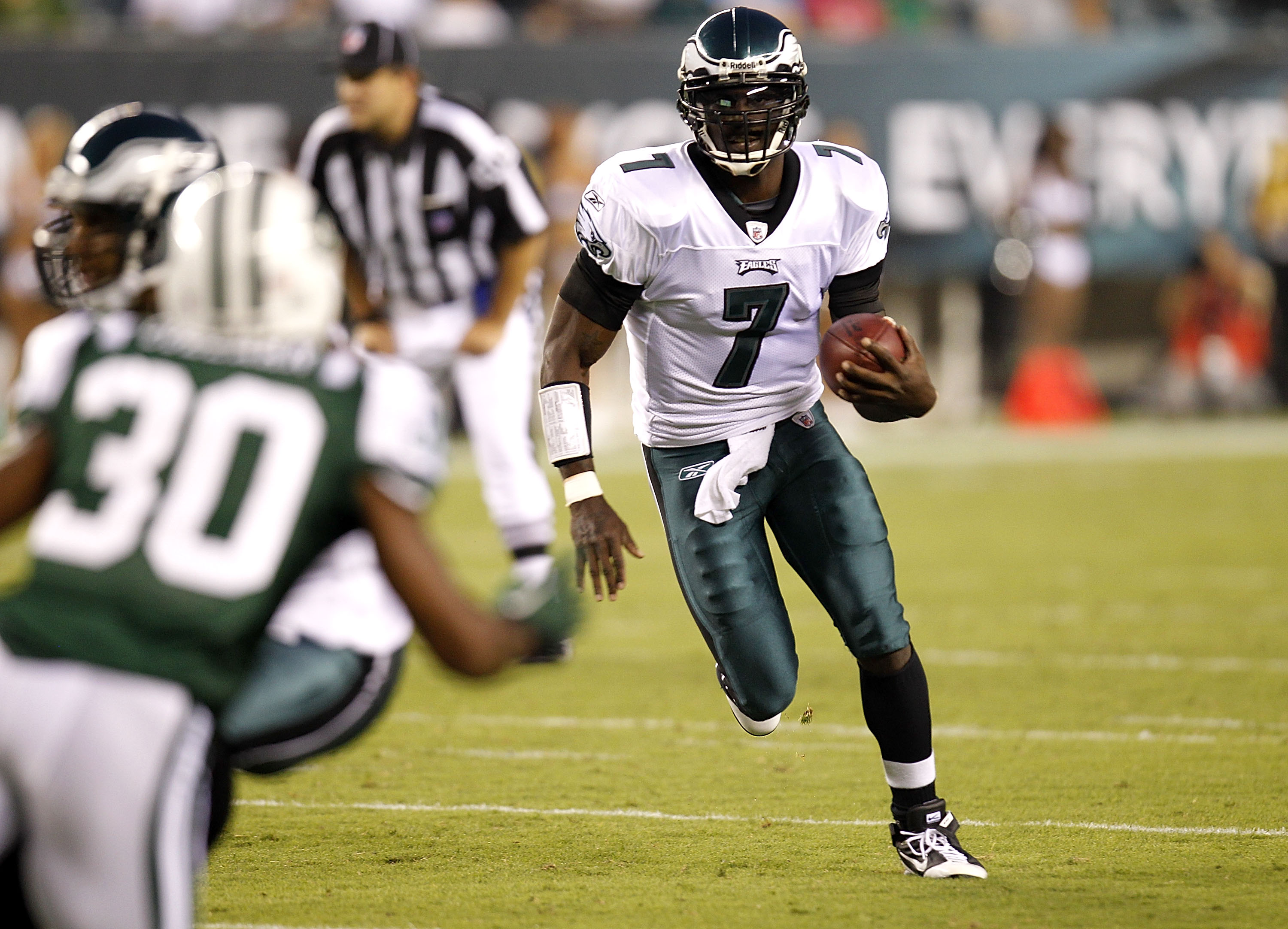 PHILADELPHIA - SEPTEMBER 02: Michael Vick #7 of the Philadelphia Eagles drops back to pass during a preseason game against the New York Jets at Lincoln Financial Field on September 2, 2010 in Philadelphia, Pennsylvania. (Photo by Jeff Zelevansky/Getty Ima